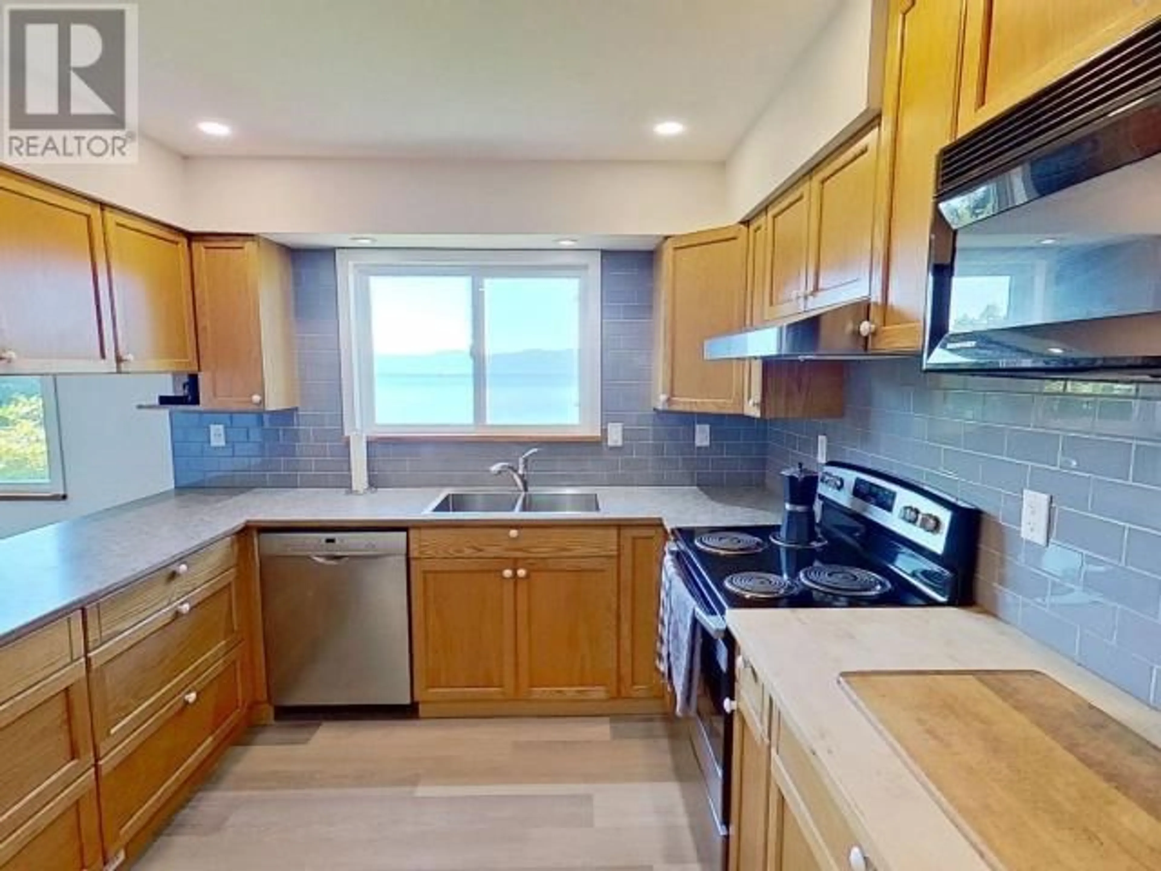 Standard kitchen, ceramic/tile floor for 12259 SCOTCH FIR POINT RD, Powell River British Columbia V8A2R7