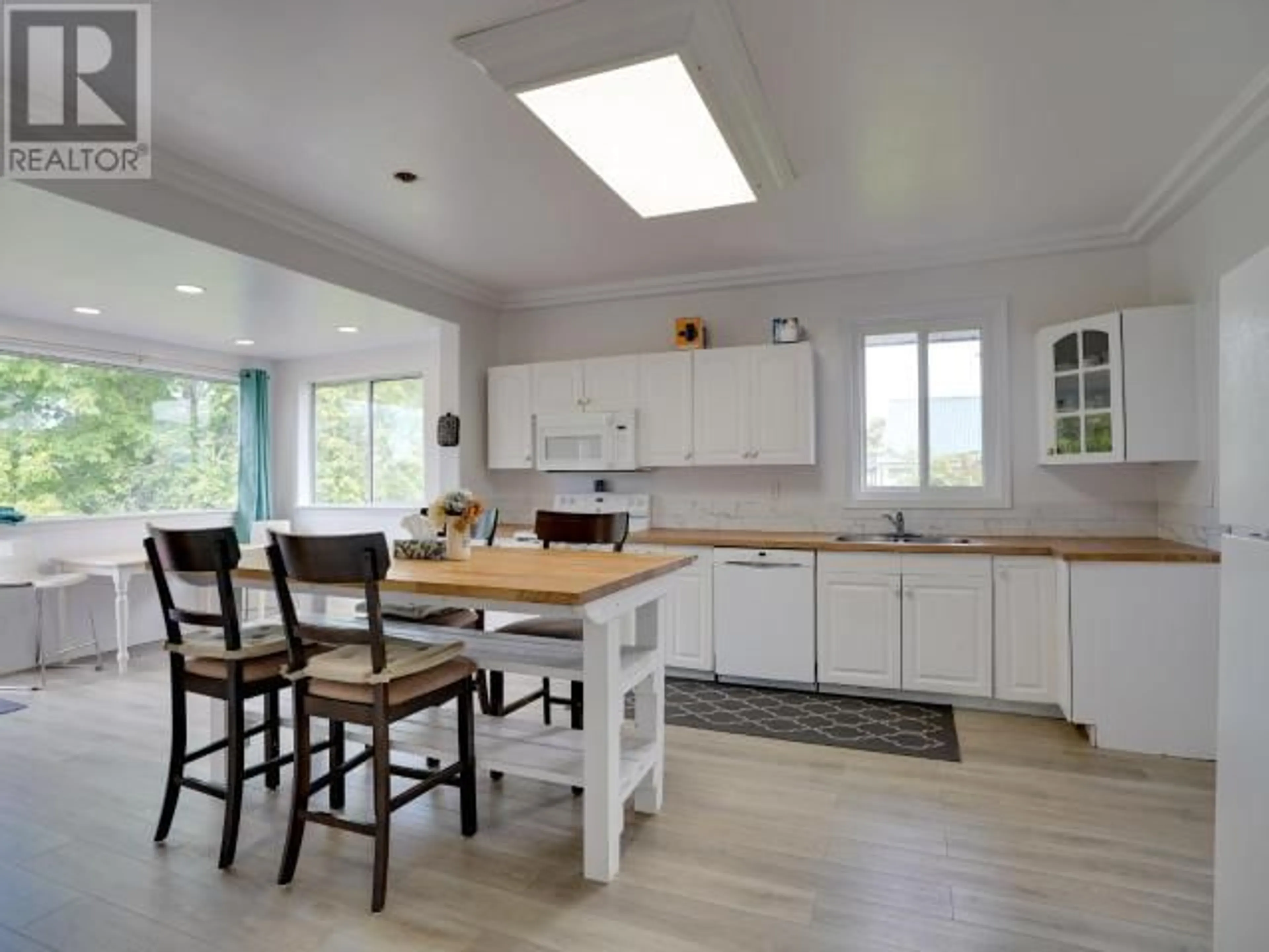 Open concept kitchen, unknown for 4279 JOYCE AVE, Powell River British Columbia V8A2Z9