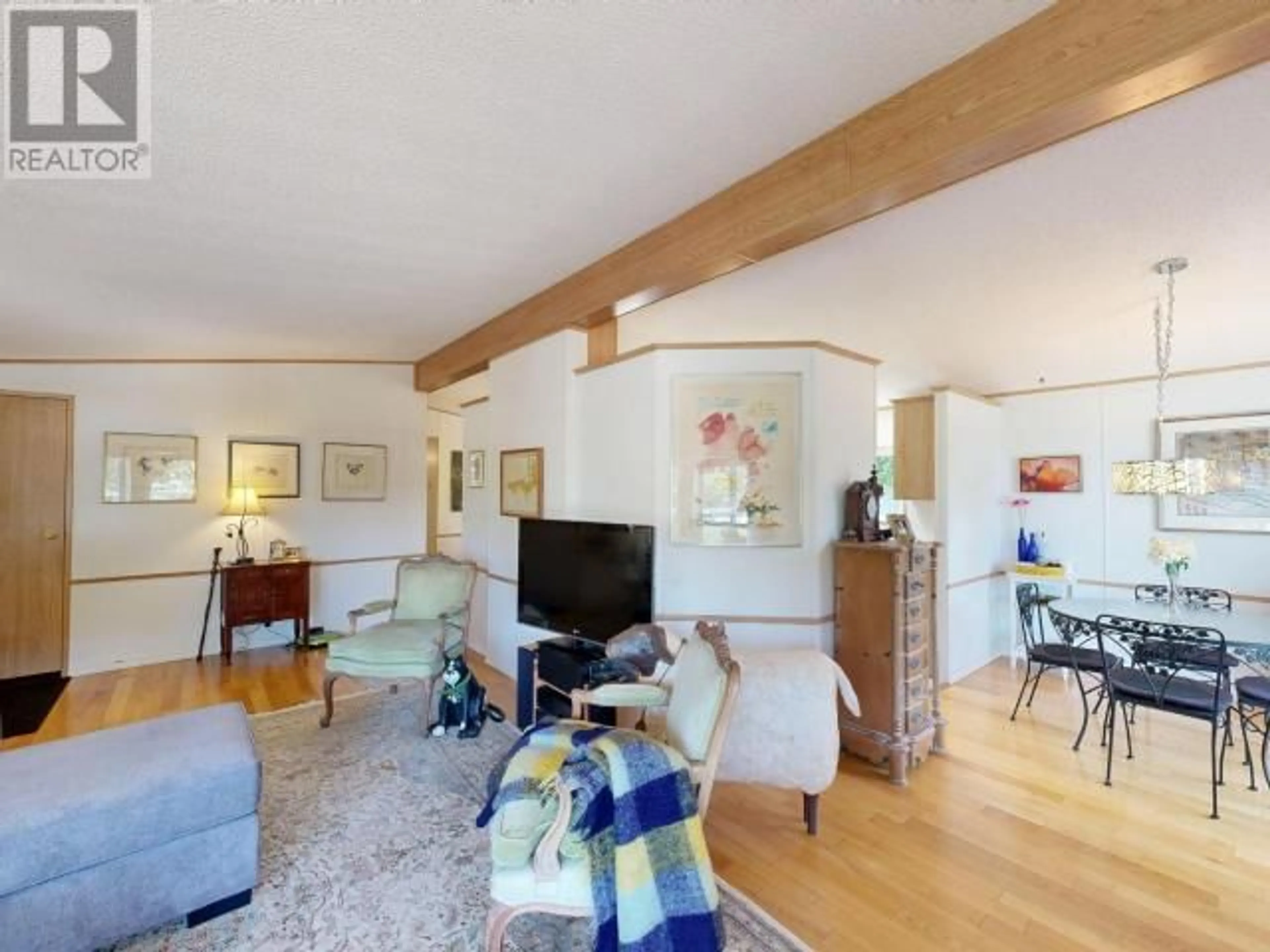 Living room with furniture, wood/laminate floor for 5 - 9298 WILLIAMS RD, Powell River British Columbia