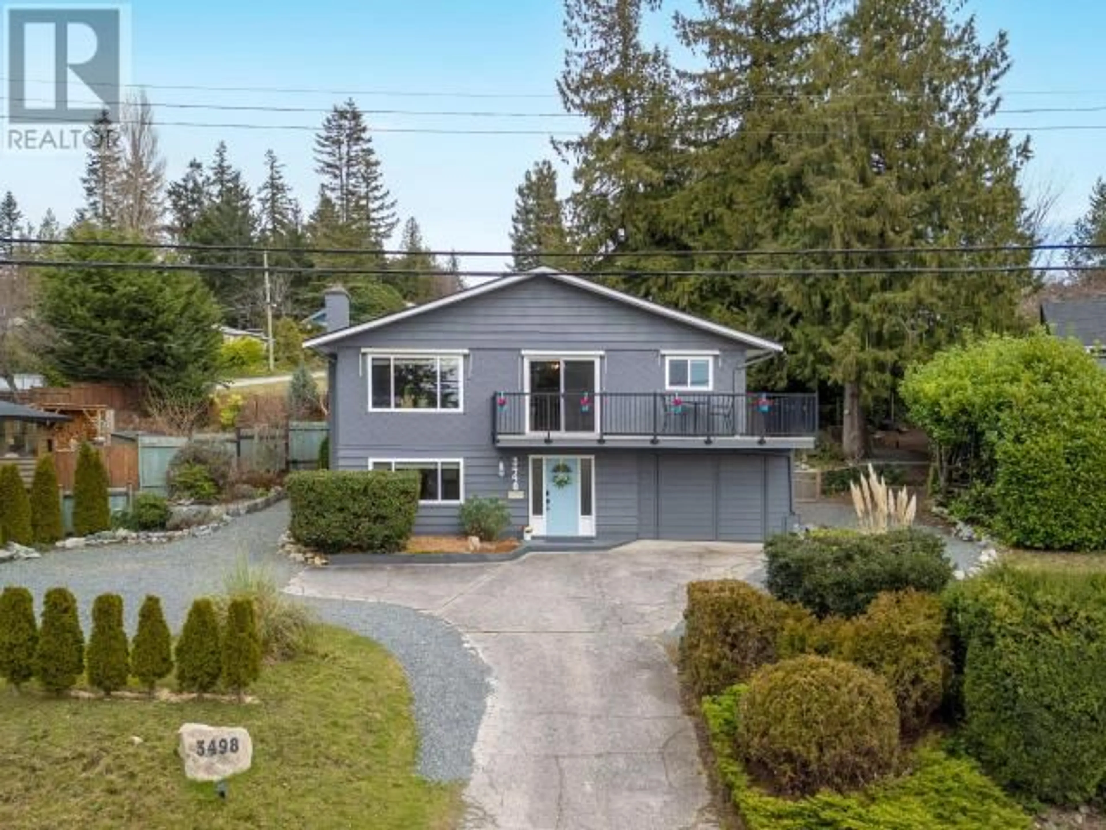 A pic from outside/outdoor area/front of a property/back of a property/a pic from drone, street for 3498 MARINE AVE, Powell River British Columbia