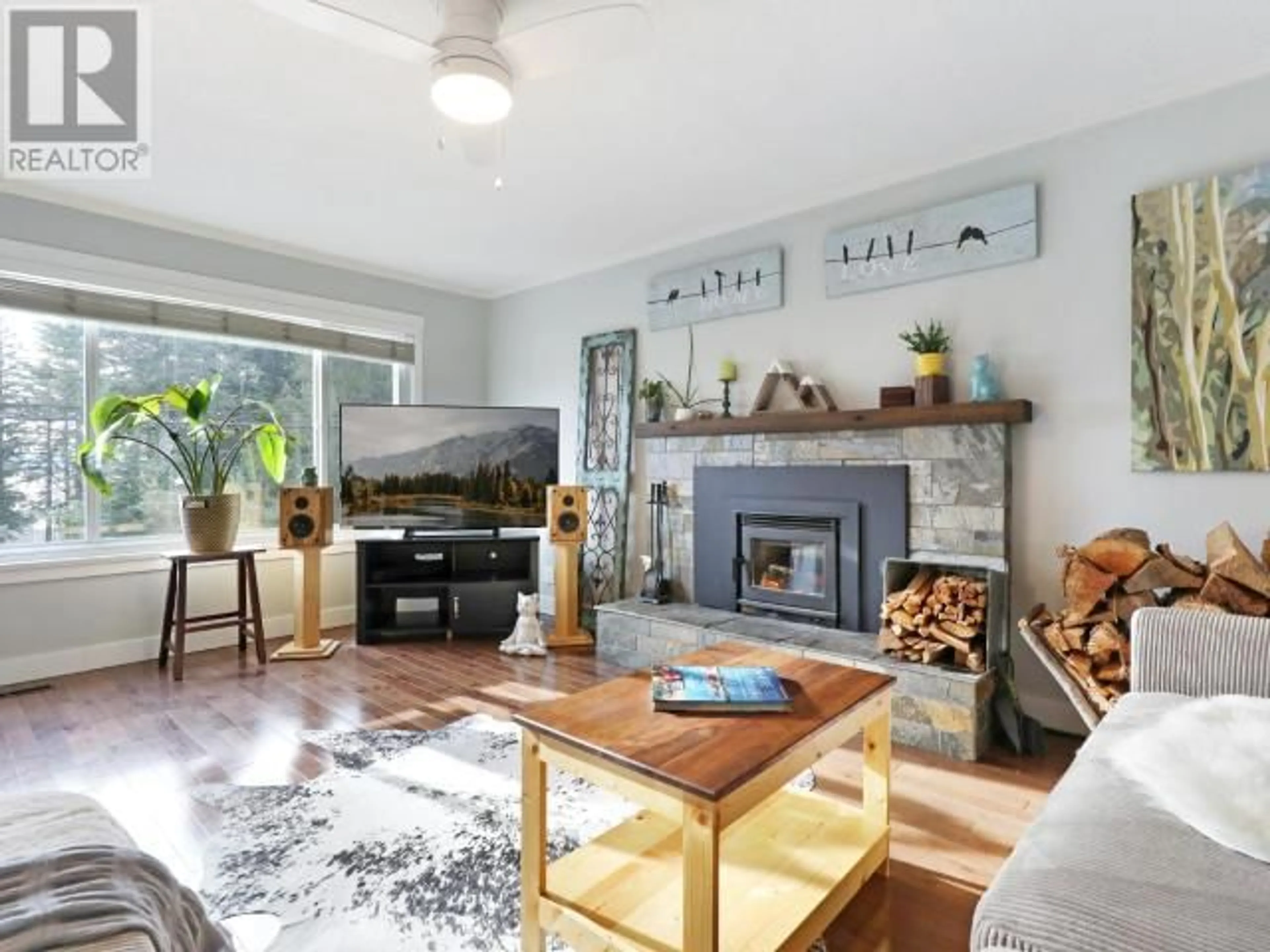 Living room with furniture, wood/laminate floor for 3498 MARINE AVE, Powell River British Columbia