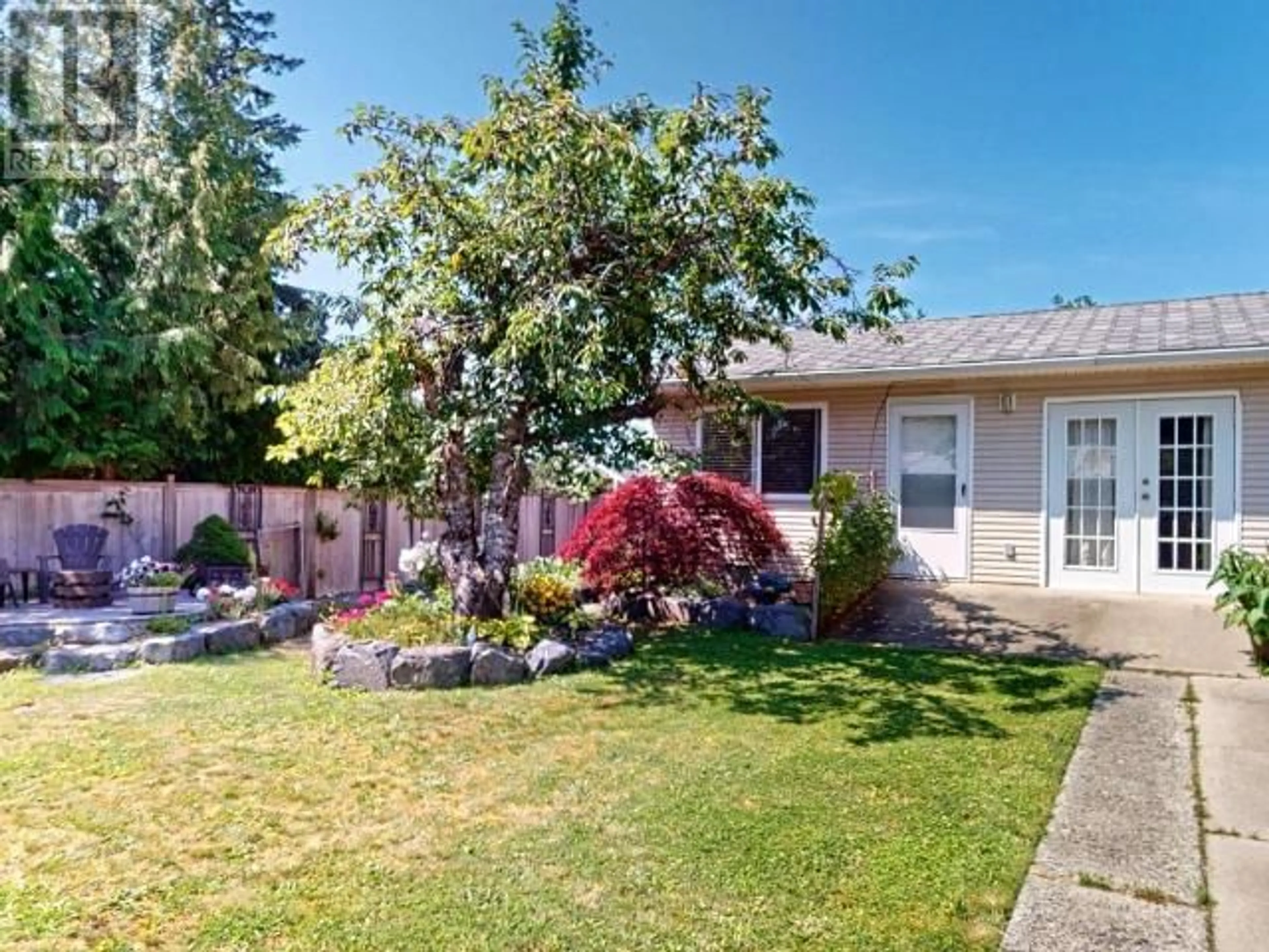 A pic from outside/outdoor area/front of a property/back of a property/a pic from drone, street for 5719 WARD PLACE, Powell River British Columbia V8A4B7