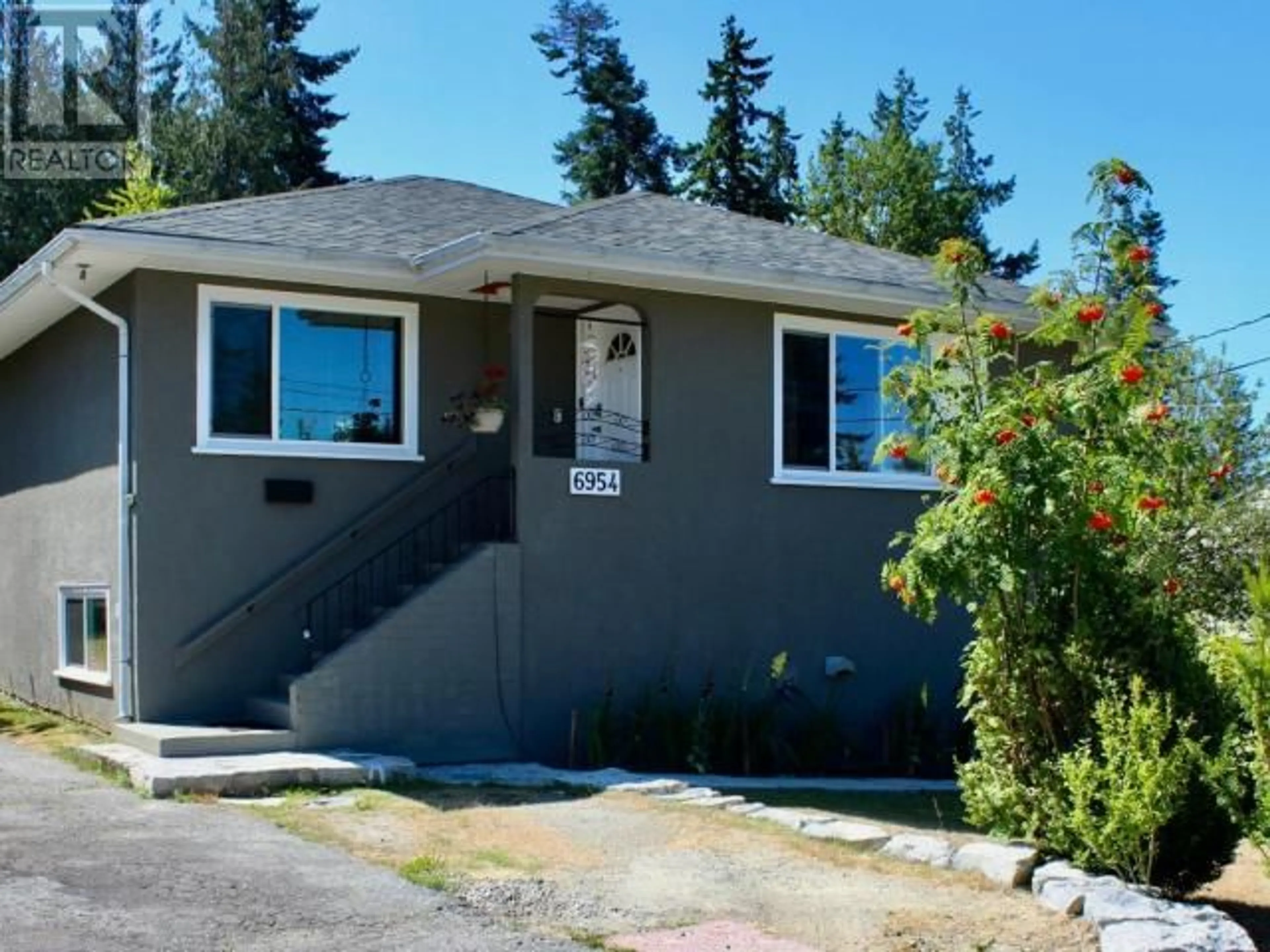 Home with vinyl exterior material, street for 6954 HAMMOND STREET, Powell River British Columbia V8A1R4