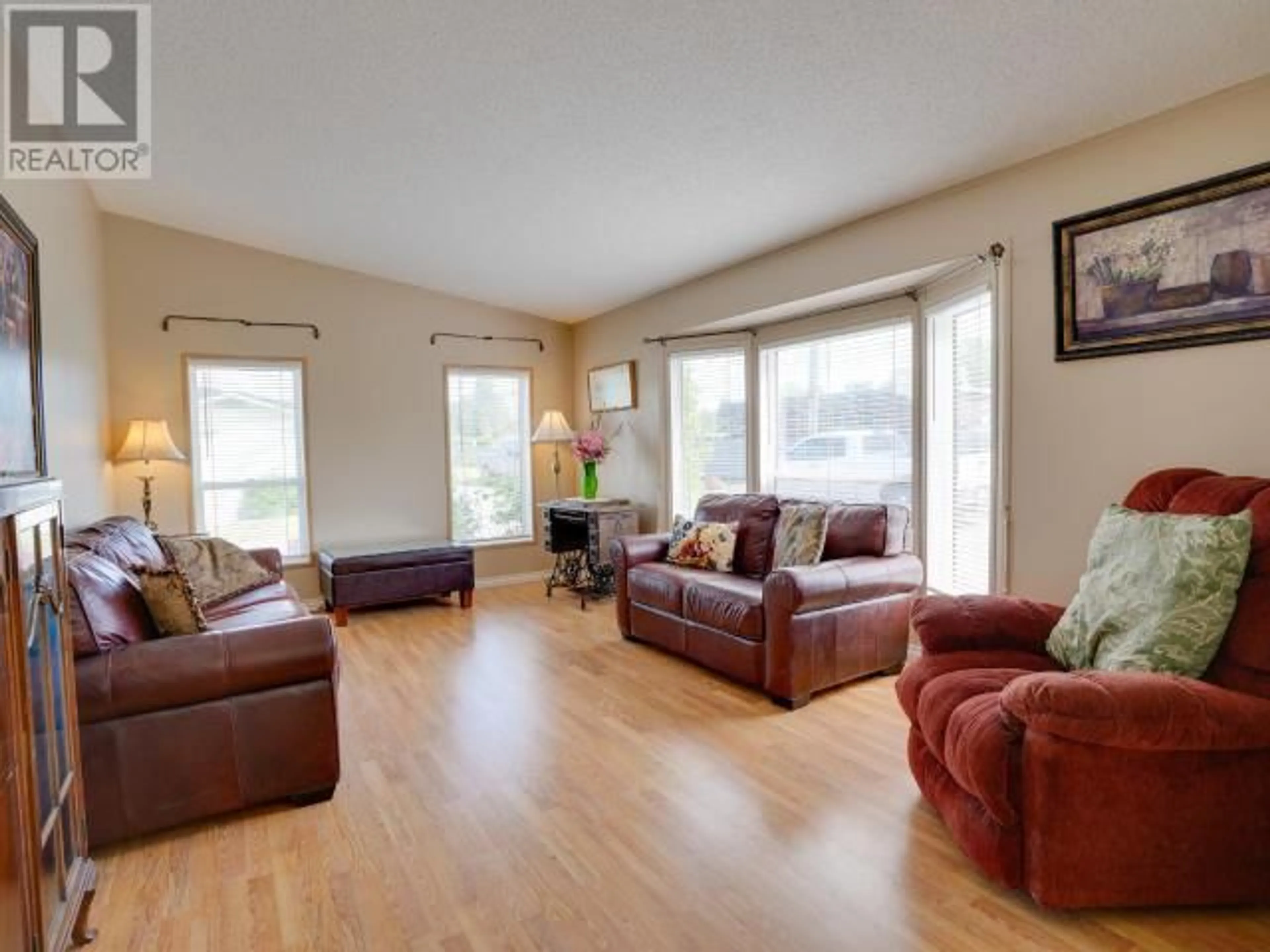 Living room with furniture, wood/laminate floor for 201 - 7575 DUNCAN STREET, Powell River British Columbia V8A5L1
