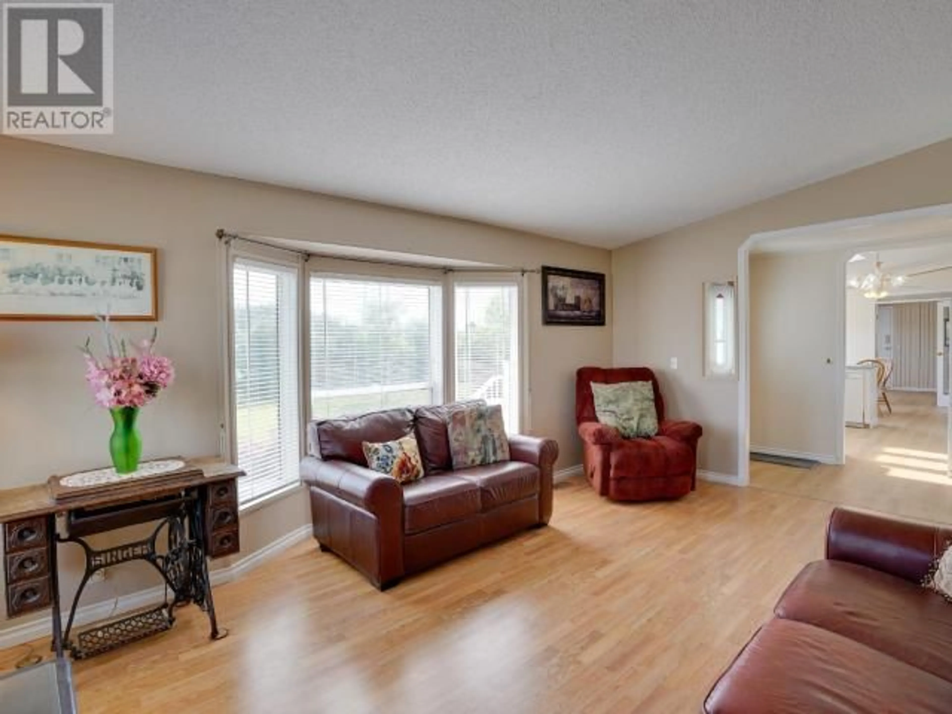 Living room with furniture, wood/laminate floor for 201 - 7575 DUNCAN STREET, Powell River British Columbia V8A5L1