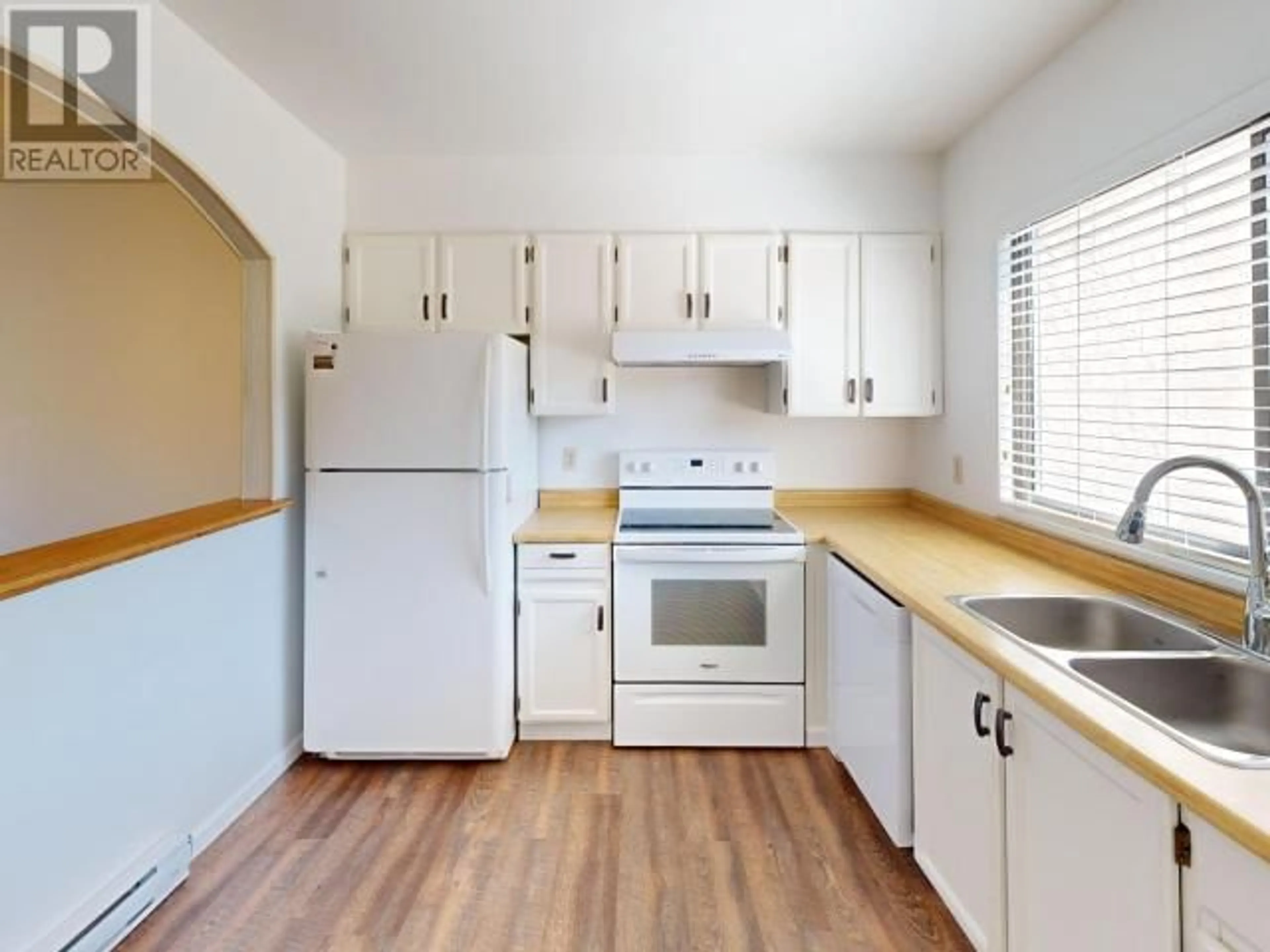 Standard kitchen, wood/laminate floor for 9 - 3870 JOYCE AVE, Powell River British Columbia V8A2Z1