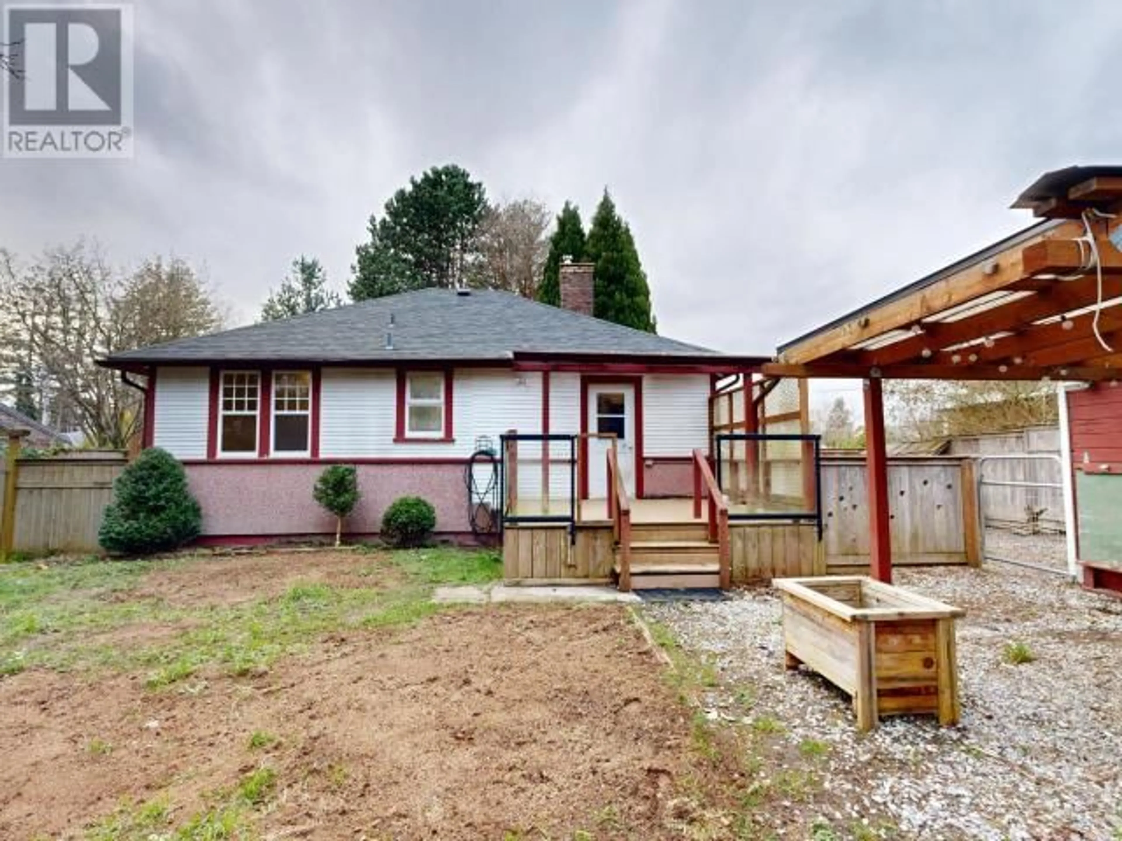 A pic from outside/outdoor area/front of a property/back of a property/a pic from drone, unknown for 4532 JOYCE AVE, Powell River British Columbia
