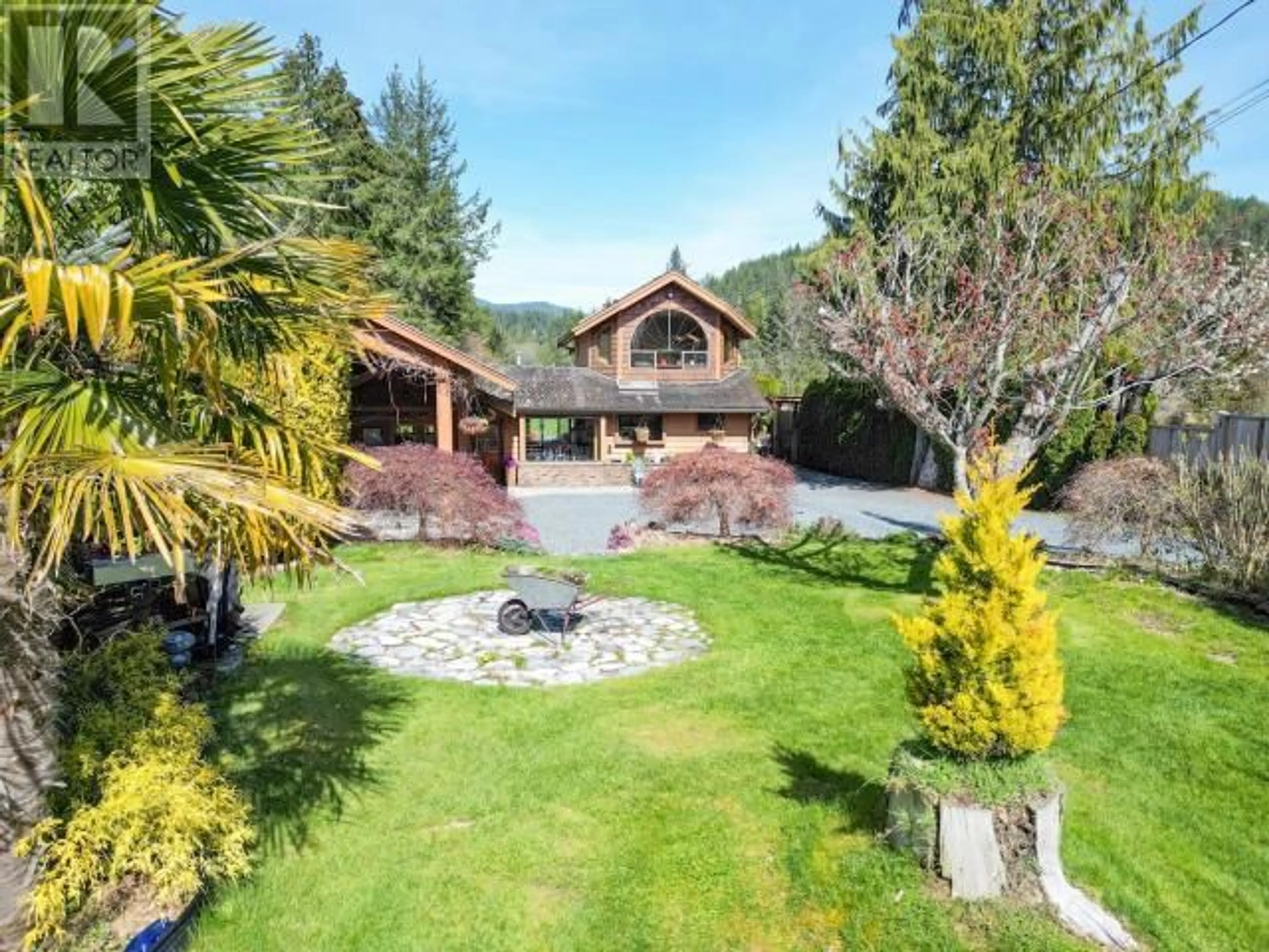 A pic from outside/outdoor area/front of a property/back of a property/a pic from drone, mountain view for 5366 MANSON AVE, Powell River British Columbia V8A3P4