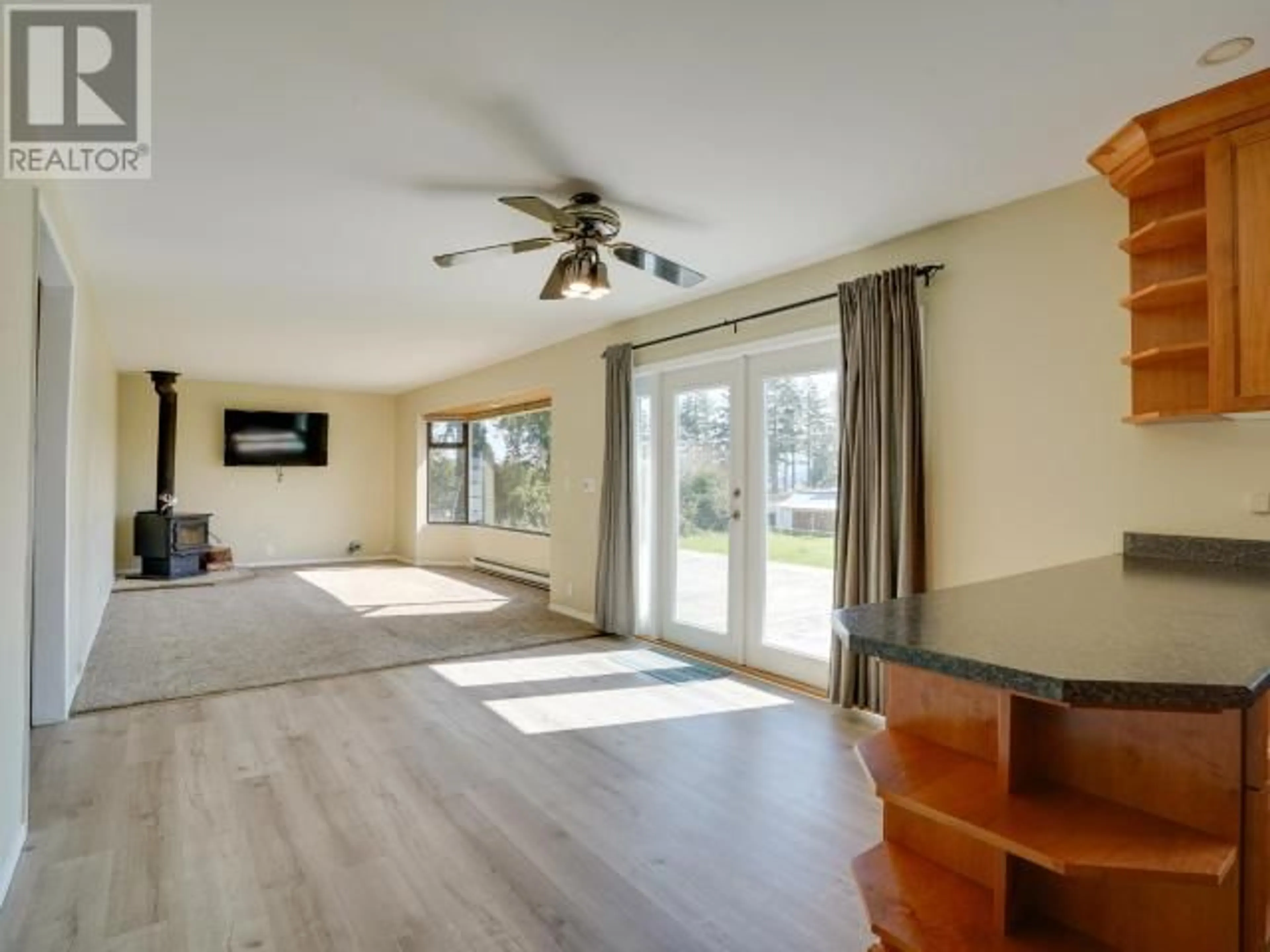 Living room with furniture, wood/laminate floor for 9675 HIGHWAY 101, Powell River British Columbia V8A0J6
