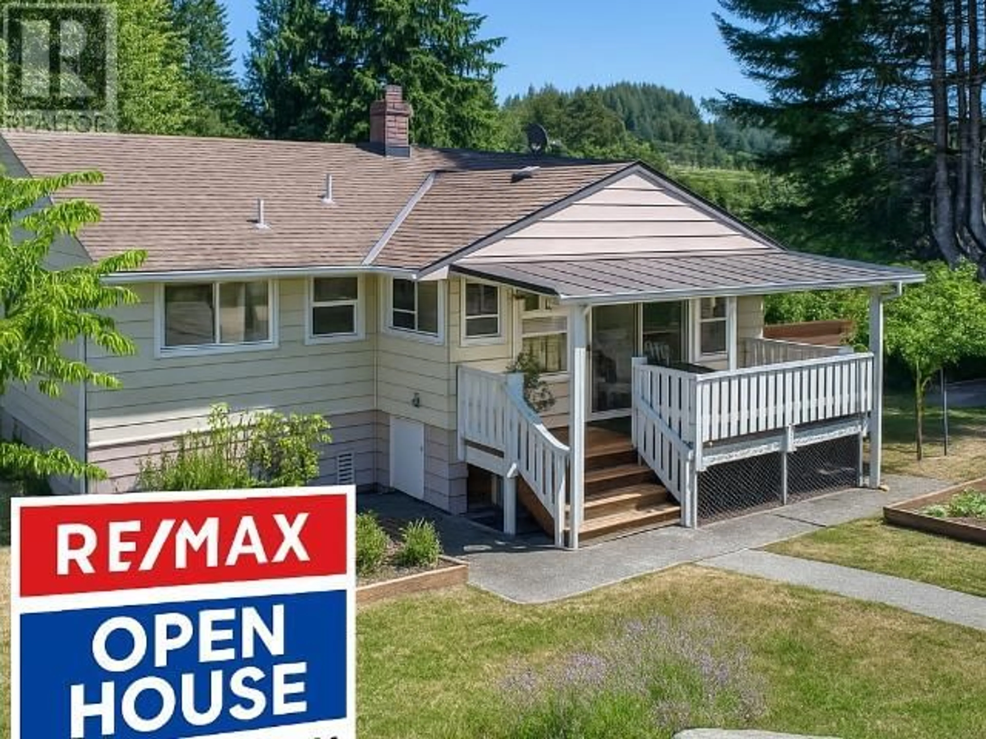 A pic from outside/outdoor area/front of a property/back of a property/a pic from drone, street for 5405 MANSON AVE, Powell River British Columbia