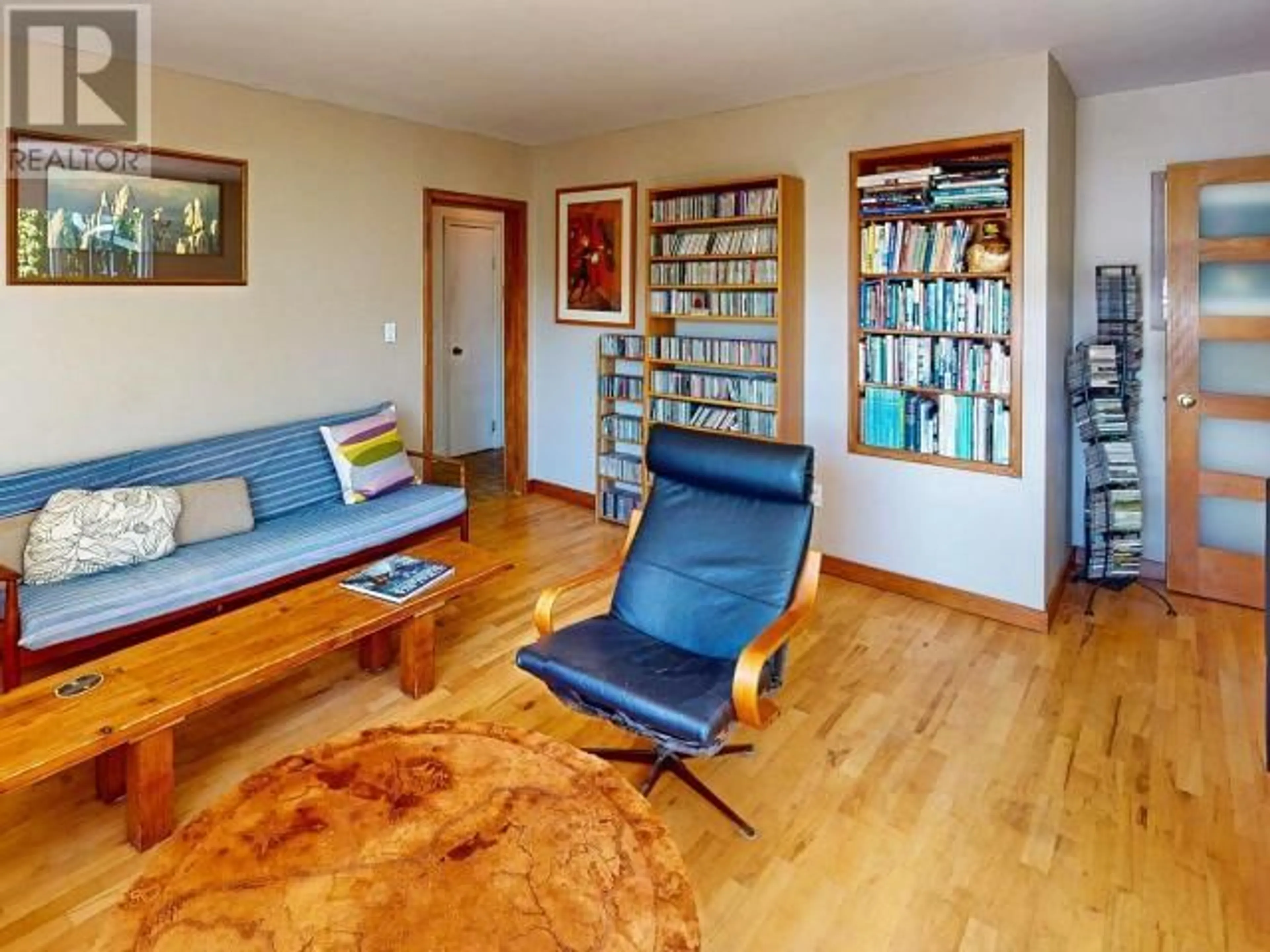 Living room with furniture, wood/laminate floor for 5405 MANSON AVE, Powell River British Columbia
