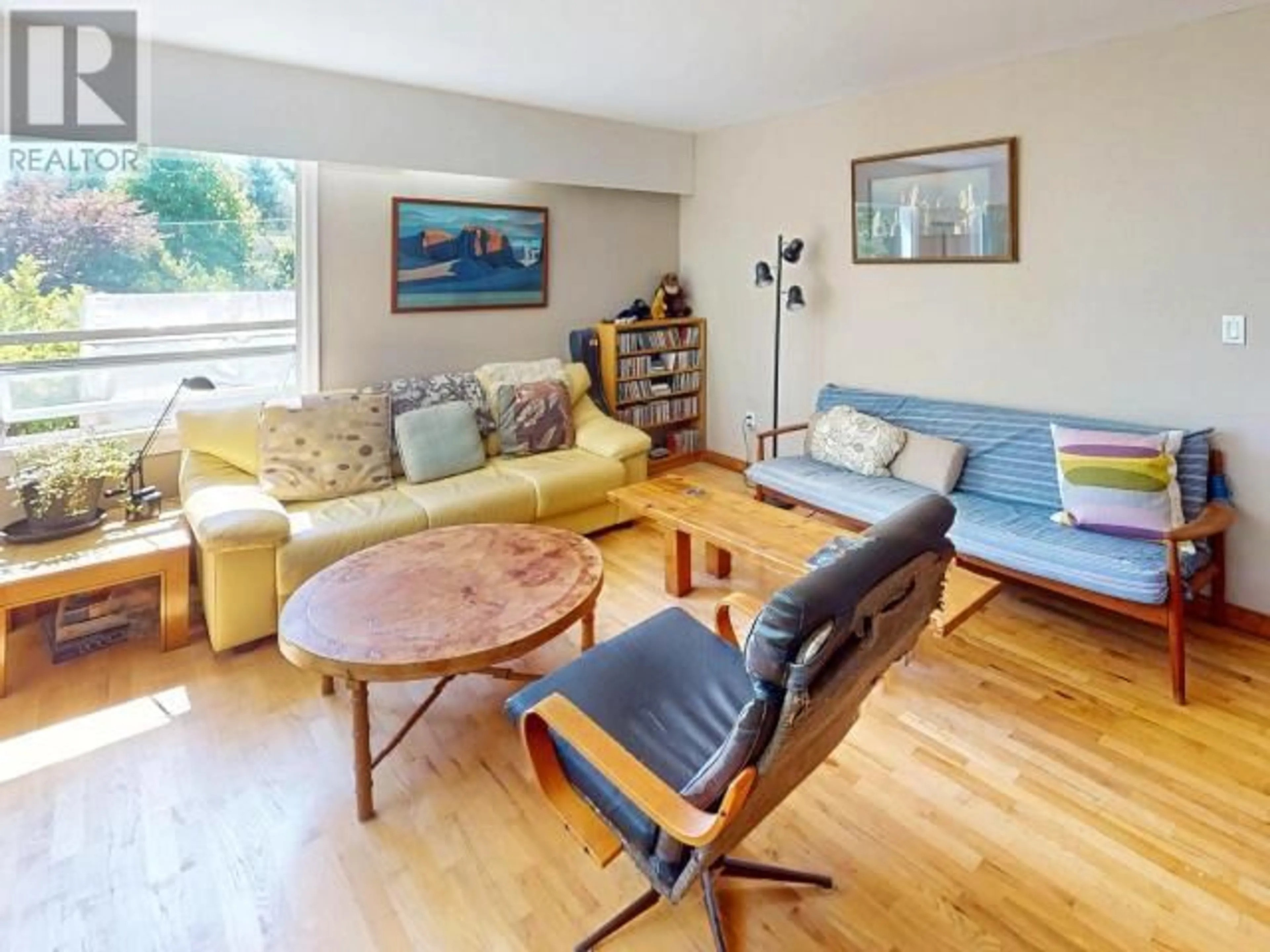 Living room with furniture, wood/laminate floor for 5405 MANSON AVE, Powell River British Columbia