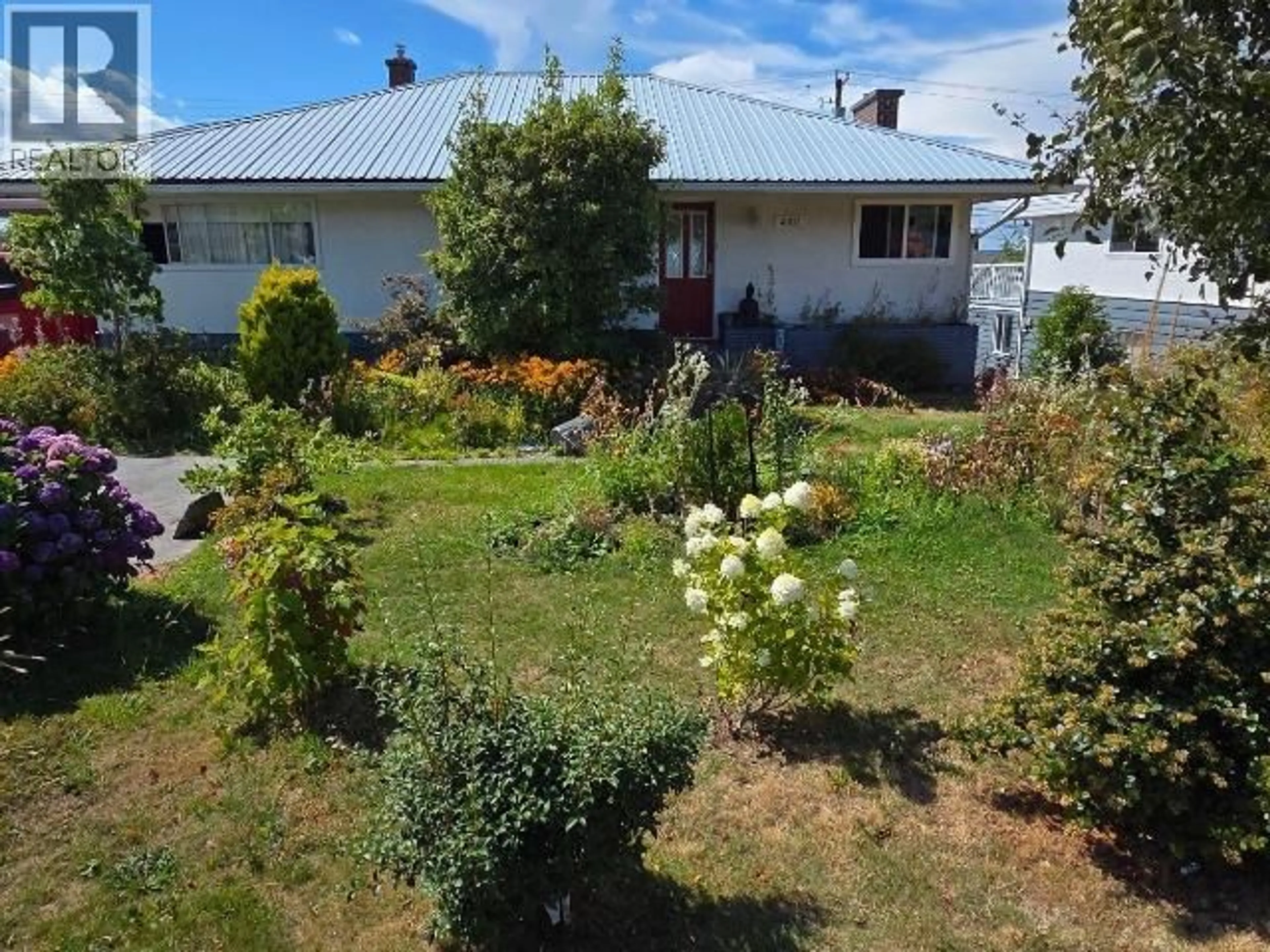 A pic from outside/outdoor area/front of a property/back of a property/a pic from drone, unknown for 4007 JOYCE AVE, Powell River British Columbia V8A2Z4
