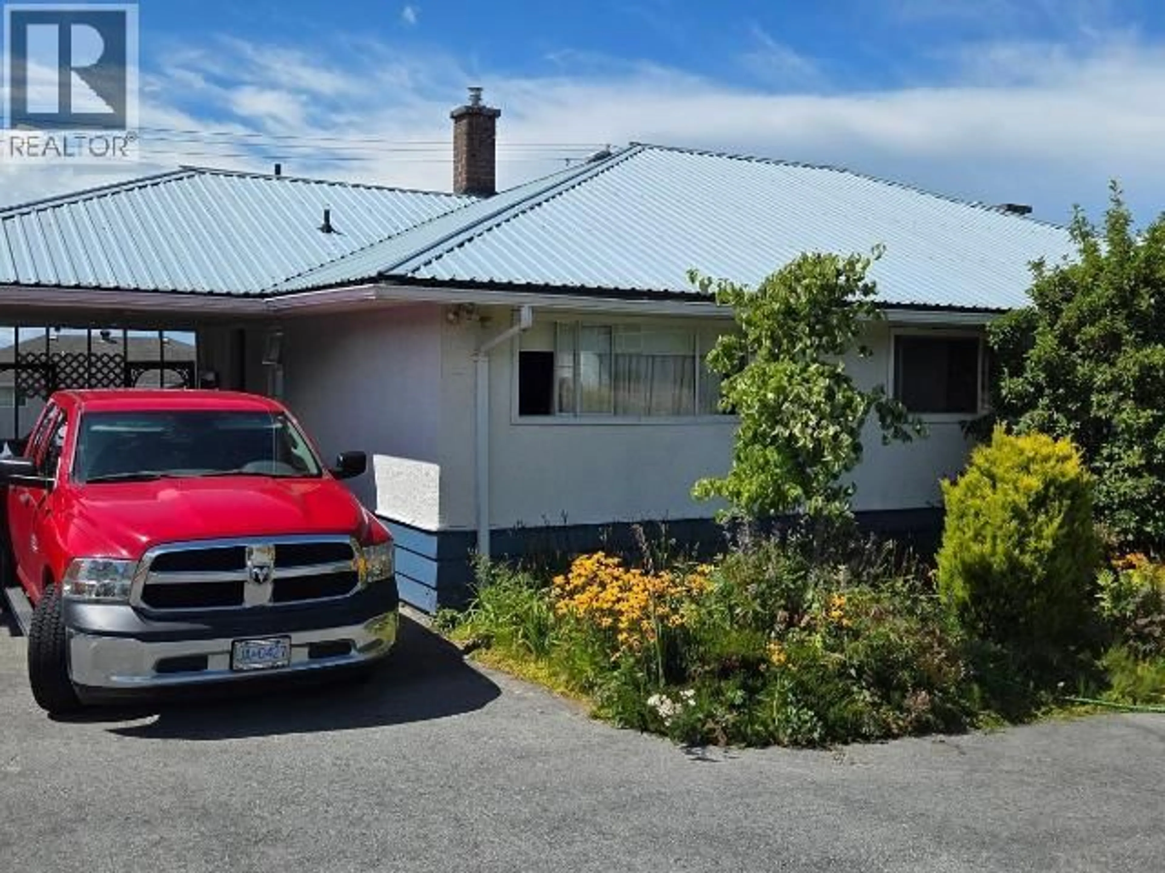 A pic from outside/outdoor area/front of a property/back of a property/a pic from drone, street for 4007 JOYCE AVE, Powell River British Columbia V8A2Z4