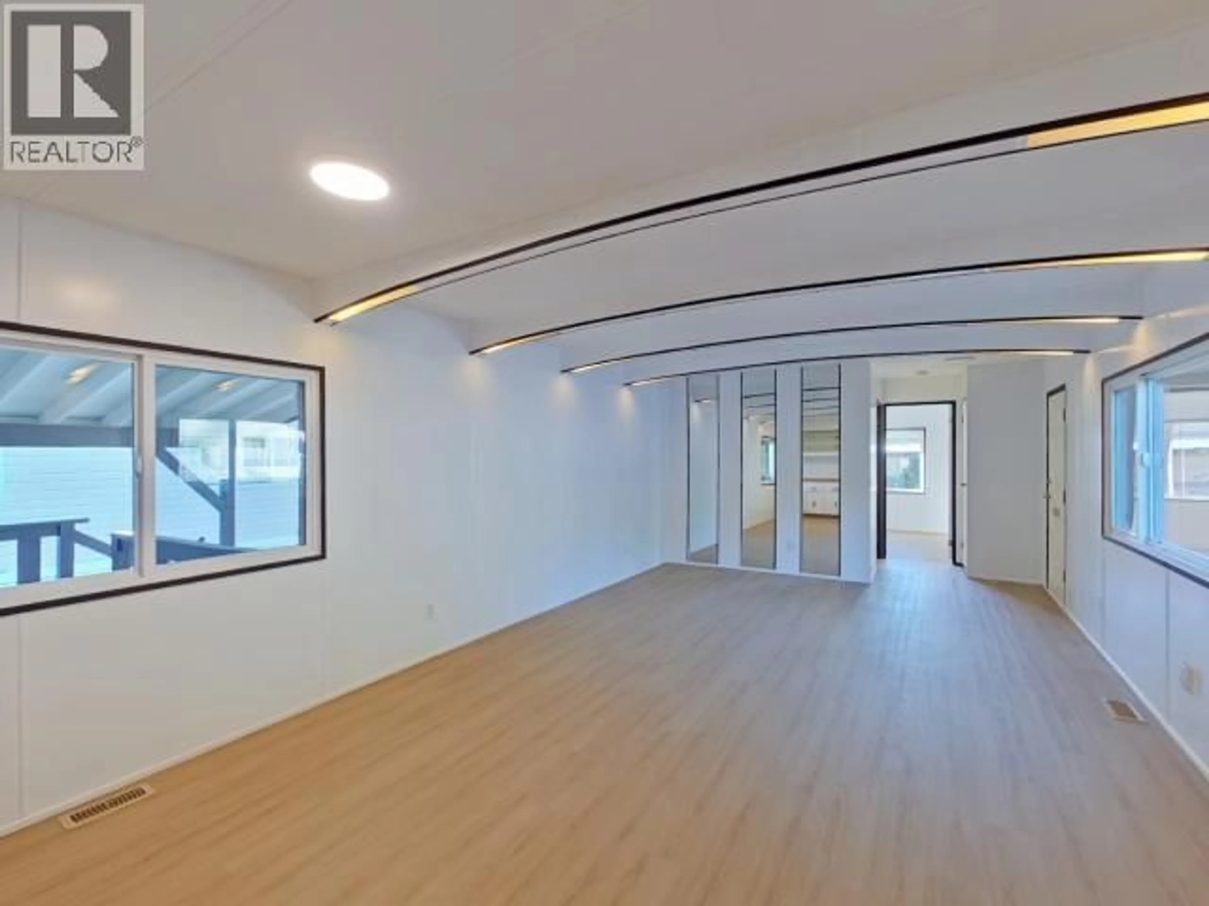 Indoor foyer for 47 - 6271 MCANDREW AVE, Powell River British Columbia V8A5G8