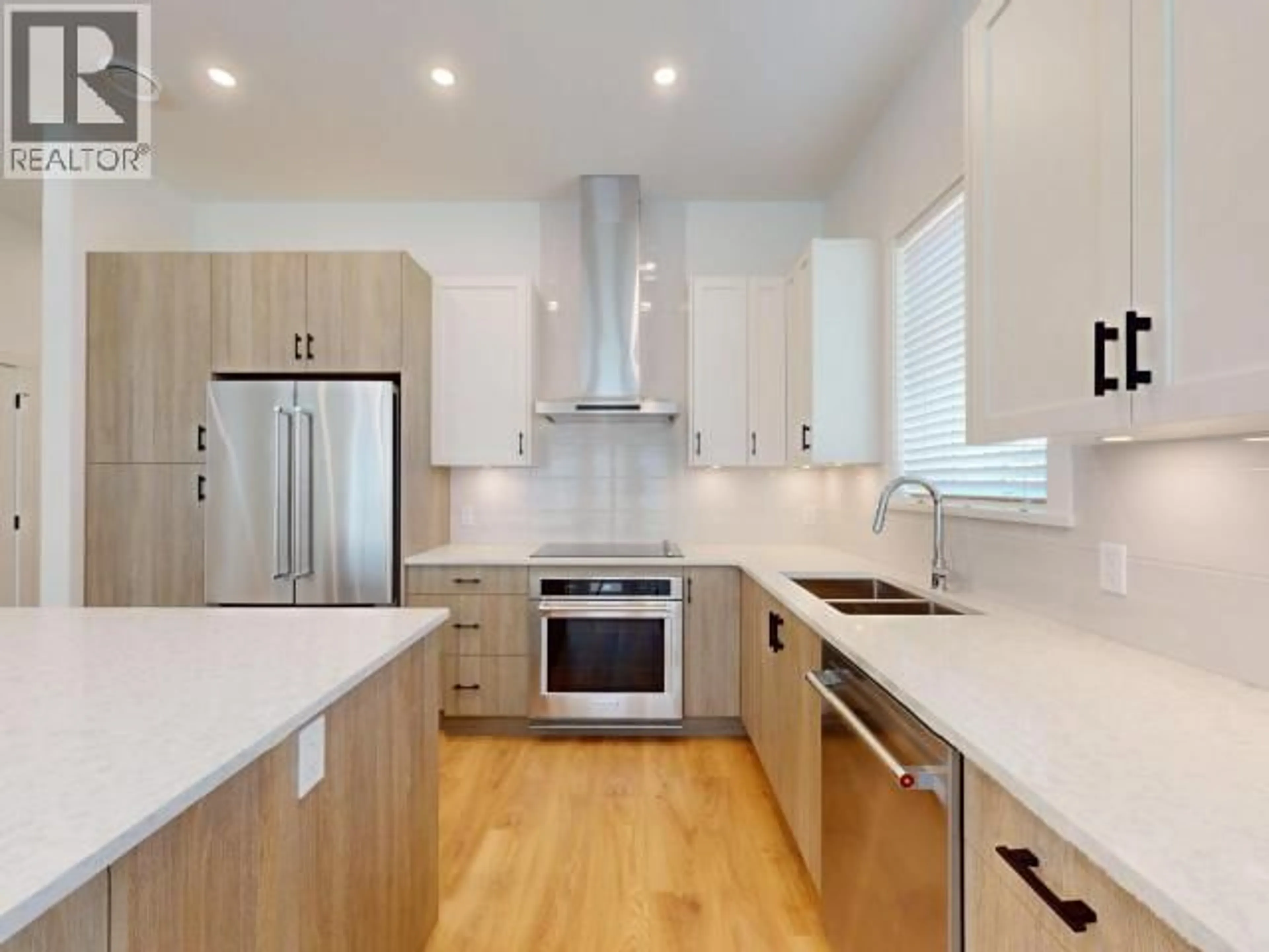 Contemporary kitchen, wood/laminate floor for 4072 SATURNA AVE, Powell River British Columbia V8A5T4
