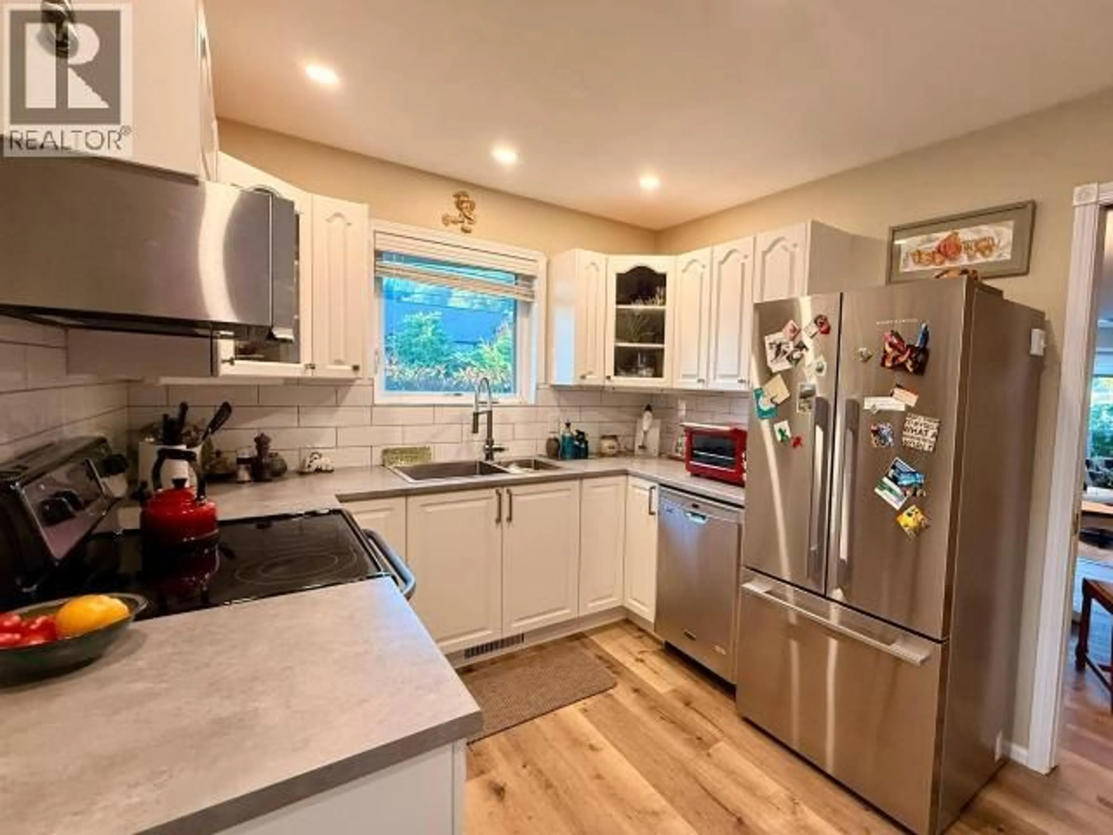 Open concept kitchen, unknown for 6515 NECHAKO AVENUE, Powell River British Columbia V8A5P3