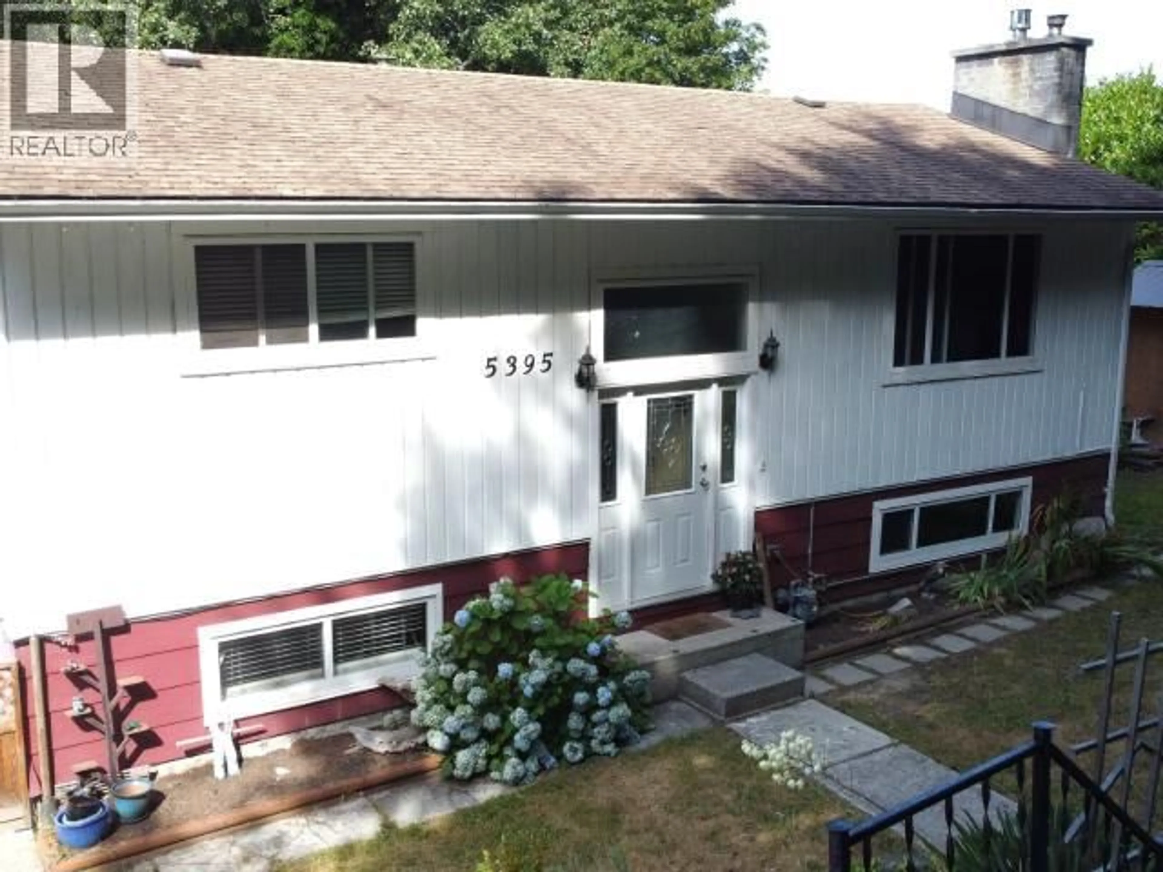 A pic from outside/outdoor area/front of a property/back of a property/a pic from drone, building for 5395 YUKON AVE, Powell River British Columbia V8A4E5