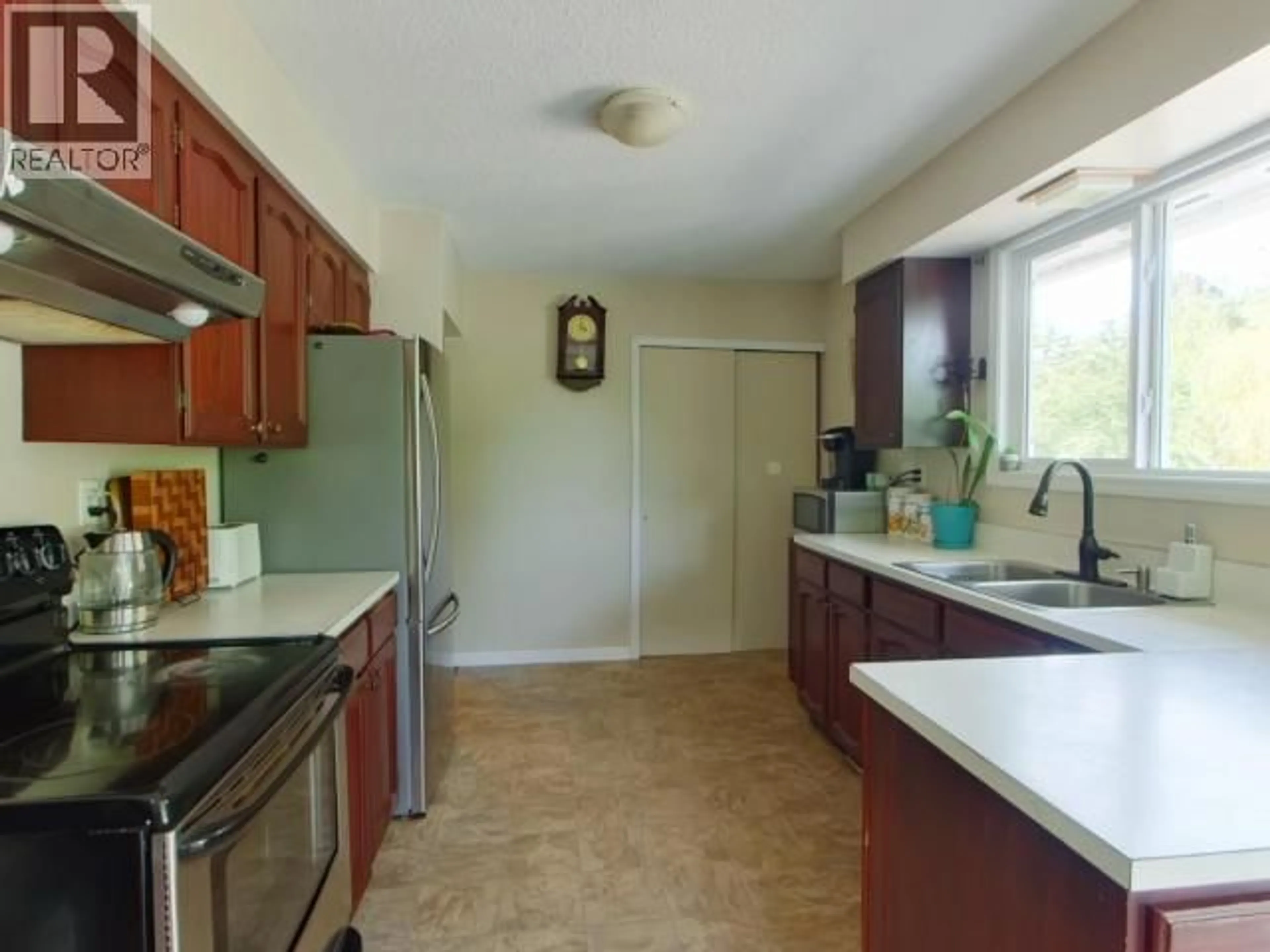 Standard kitchen, ceramic/tile floor for 5395 YUKON AVE, Powell River British Columbia V8A4E5