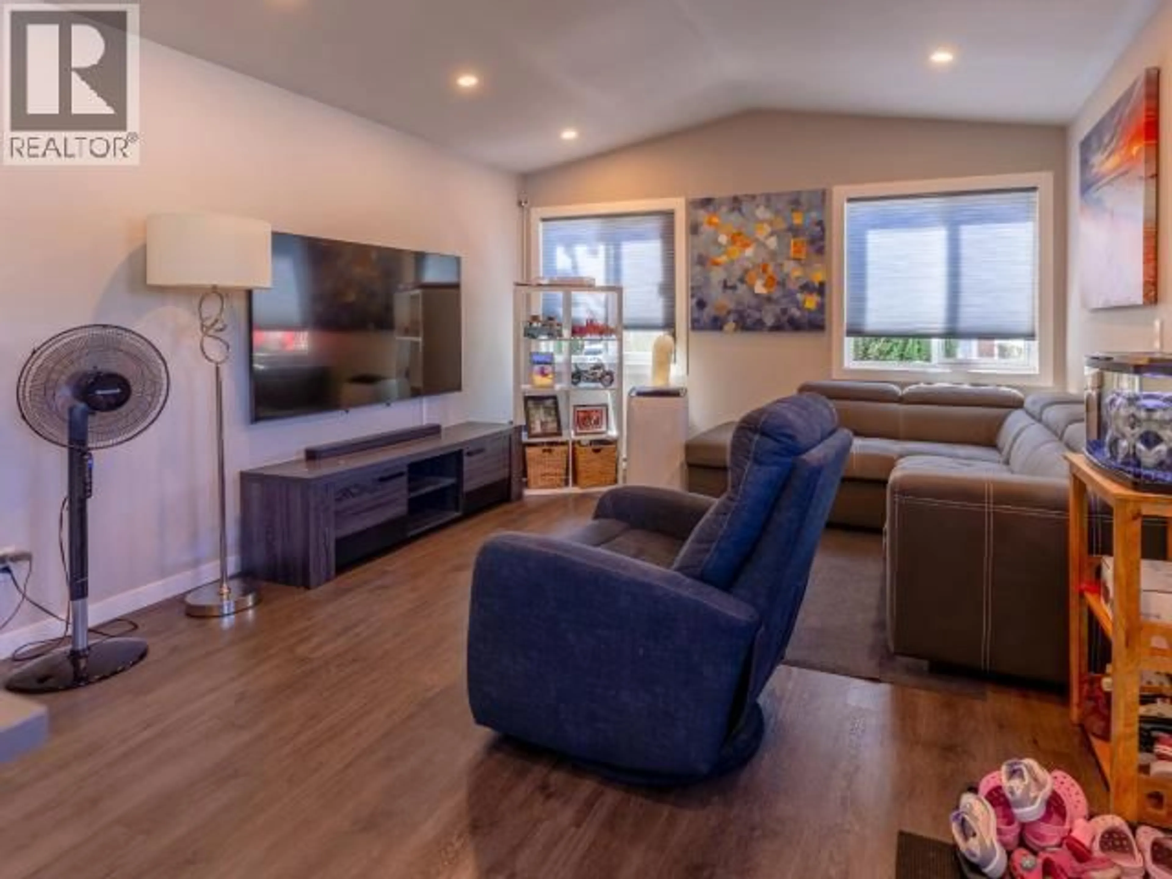 Living room with furniture, wood/laminate floor for 53-7624 DUNCAN STREET, Powell River British Columbia