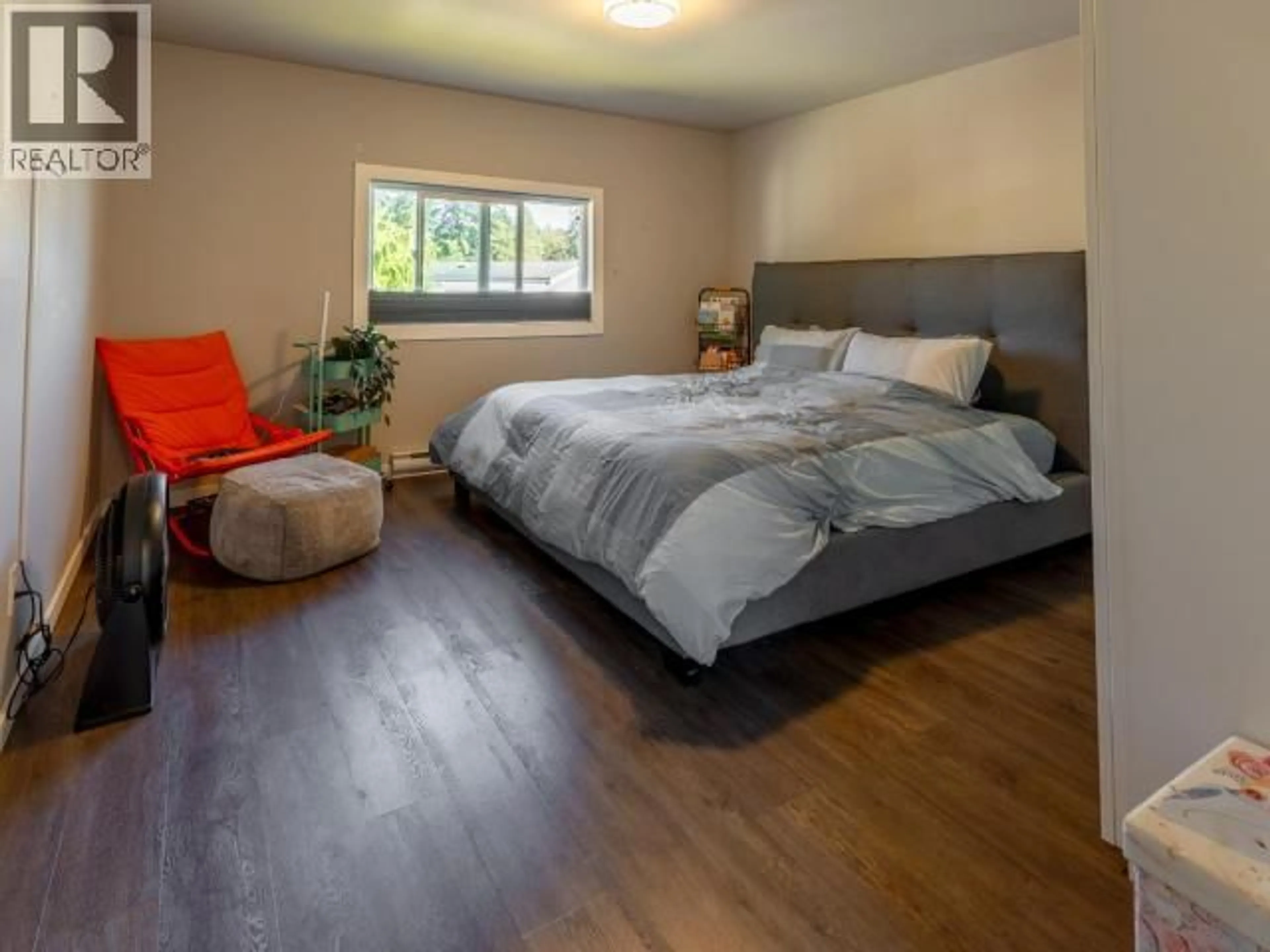 Bedroom with bed, wood/laminate floor for 53-7624 DUNCAN STREET, Powell River British Columbia