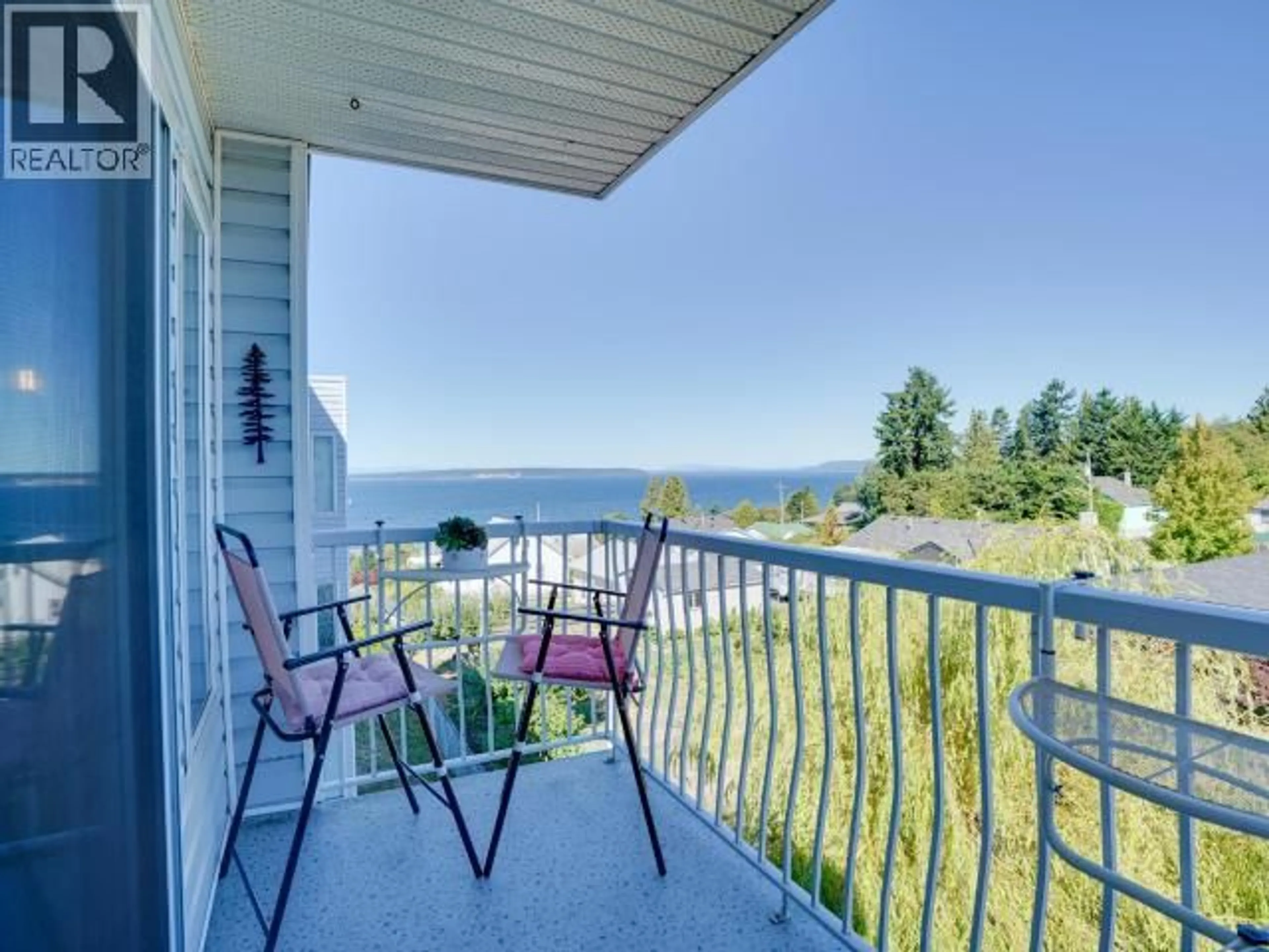 Balcony in the apartment, water/lake/river/ocean view for 303 - 4477 MICHIGAN AVE, Powell River British Columbia