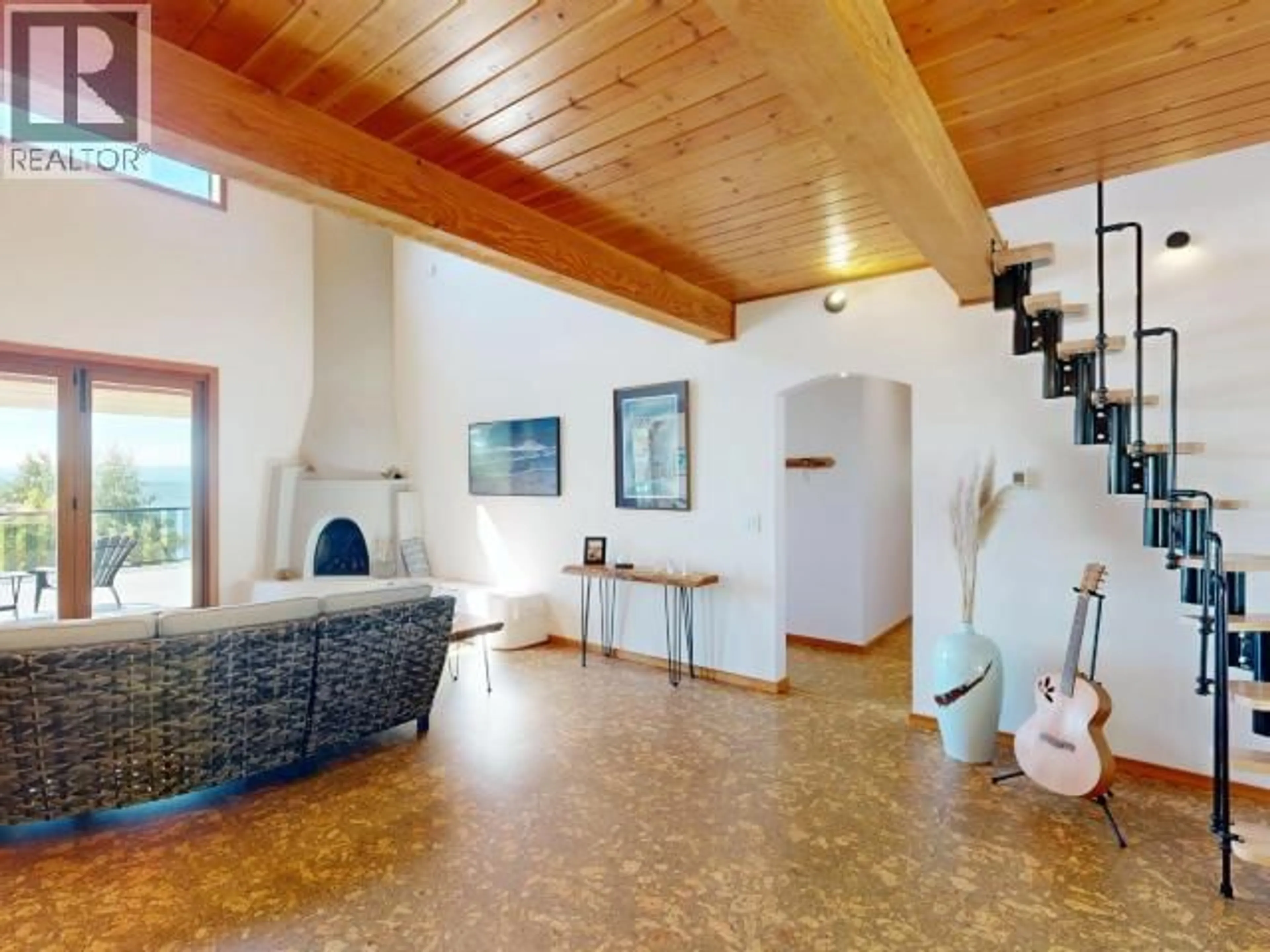 Indoor foyer for 8116 EMMONDS ROAD, Powell River British Columbia V8A0E7
