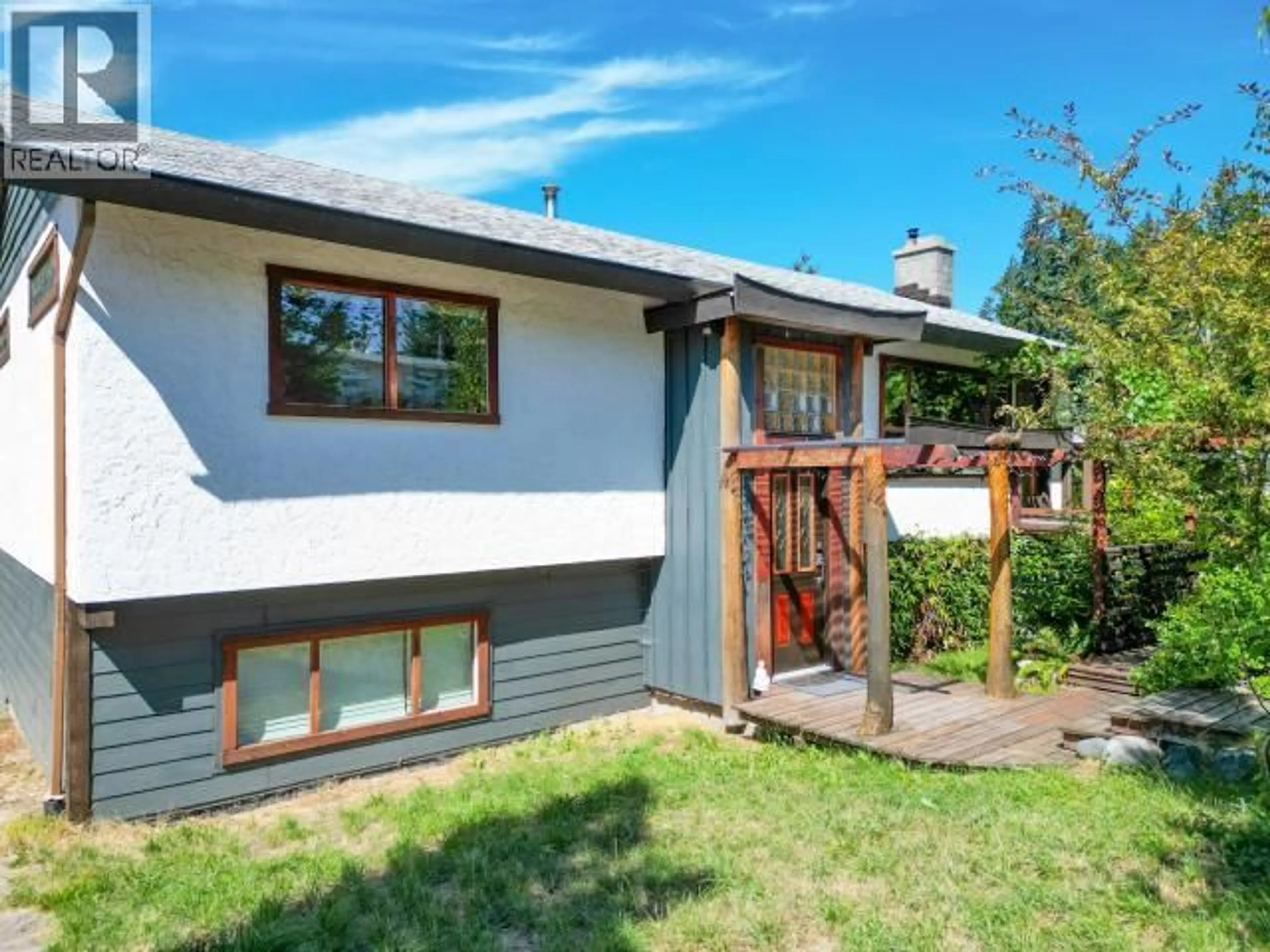 Home with vinyl exterior material, street for 6507 HILLCREST AVE, Powell River British Columbia V8A4Y5