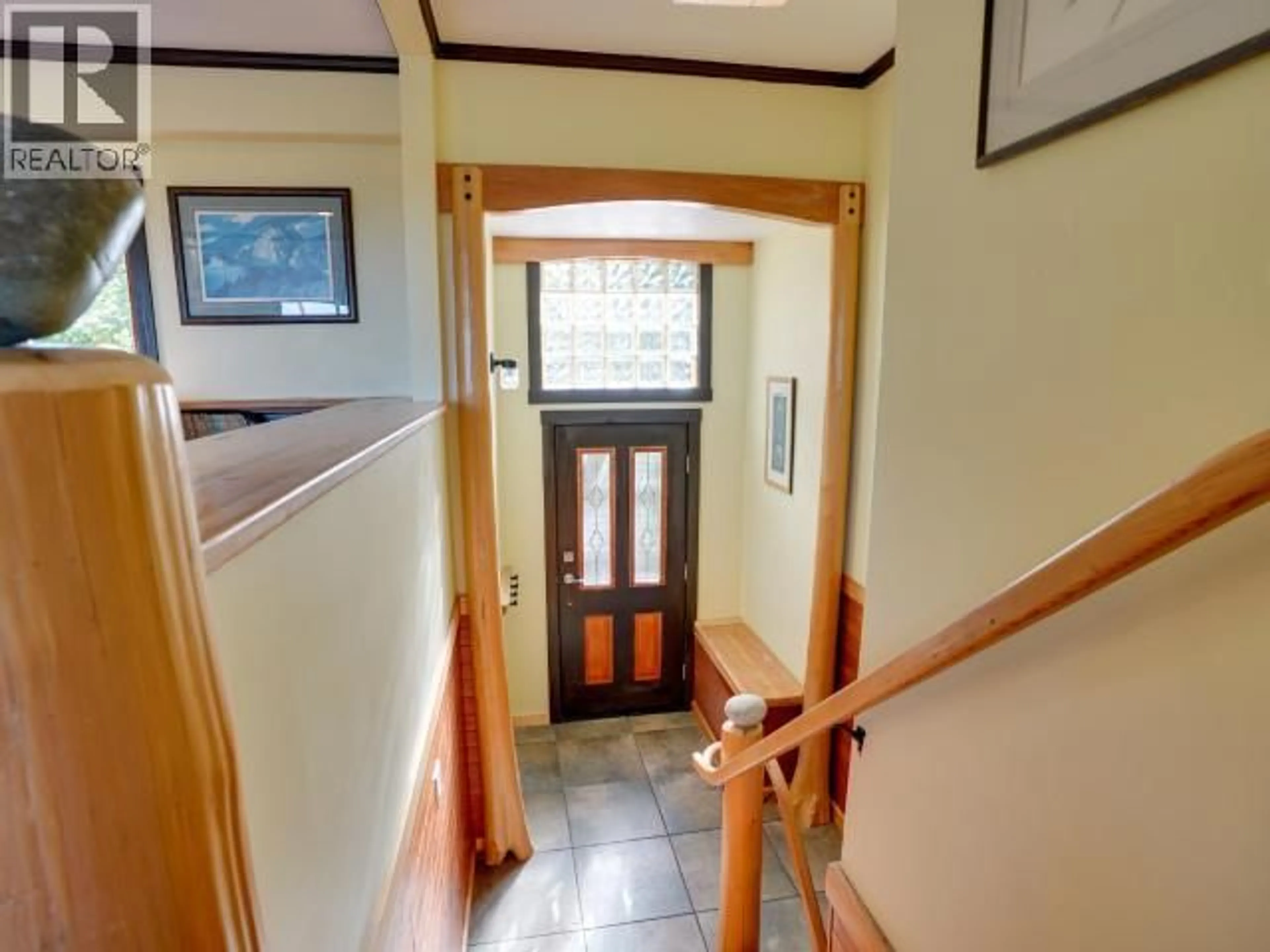 Indoor foyer for 6507 HILLCREST AVE, Powell River British Columbia V8A4Y5