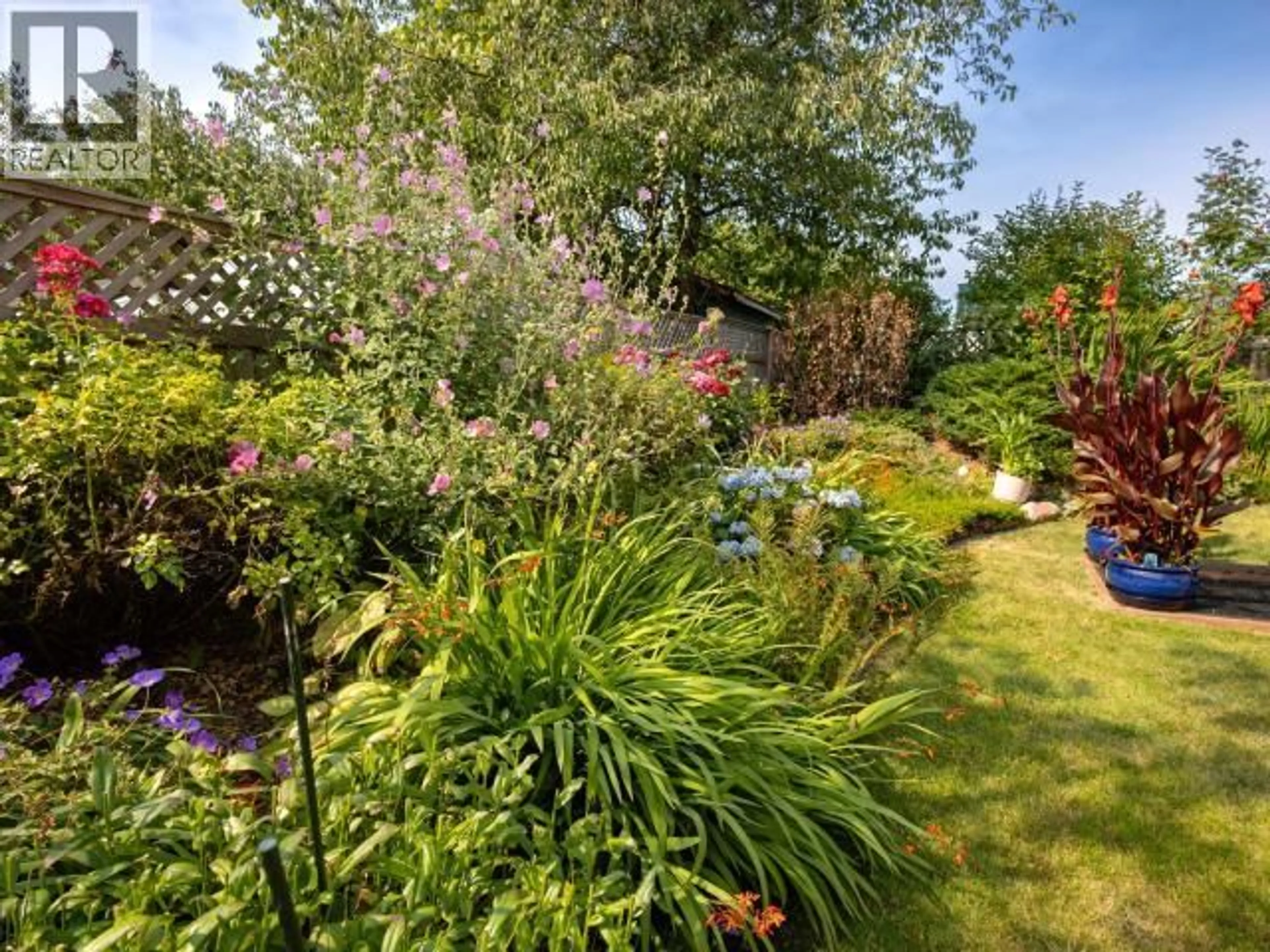 A pic from outside/outdoor area/front of a property/back of a property/a pic from drone, street for 4685 - 202 JOYCE AVE, Powell River British Columbia V8A3B5