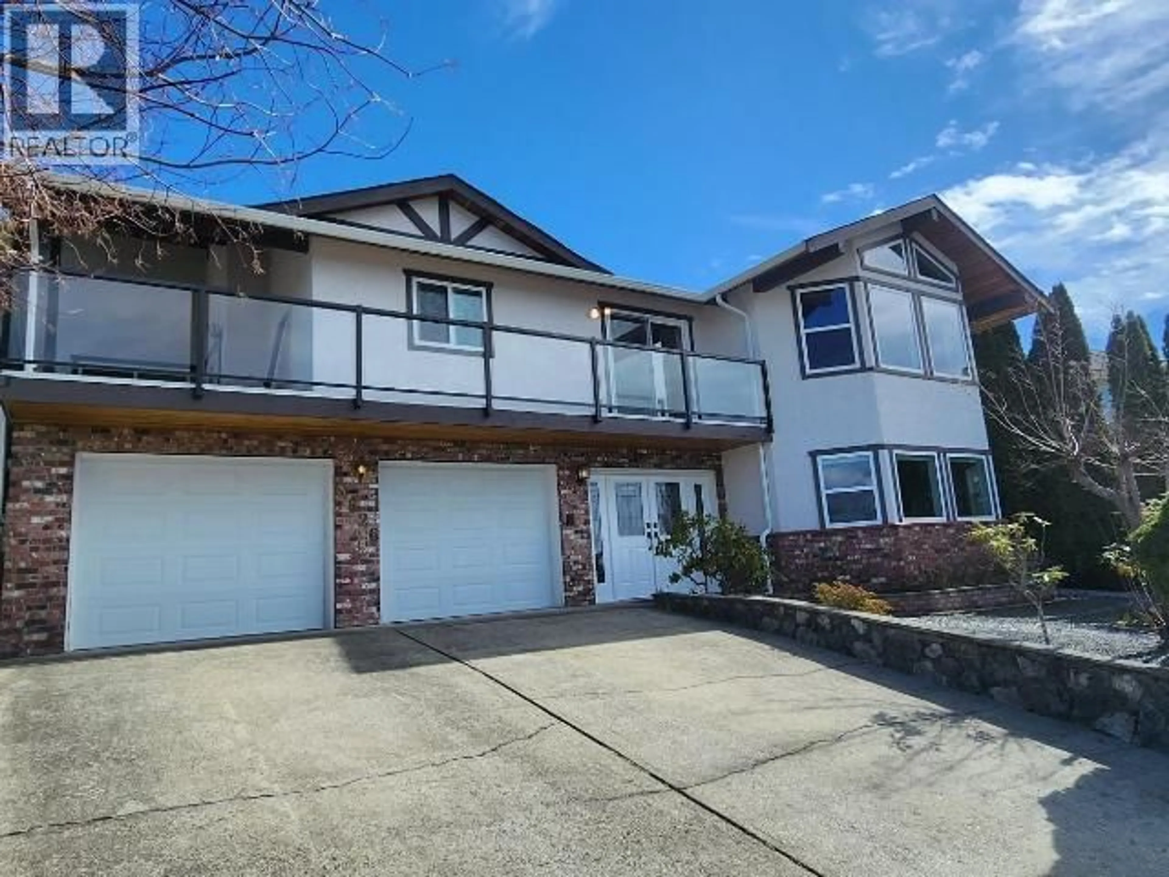 Home with vinyl exterior material, street for 3826 TRAIL PLACE, Powell River British Columbia