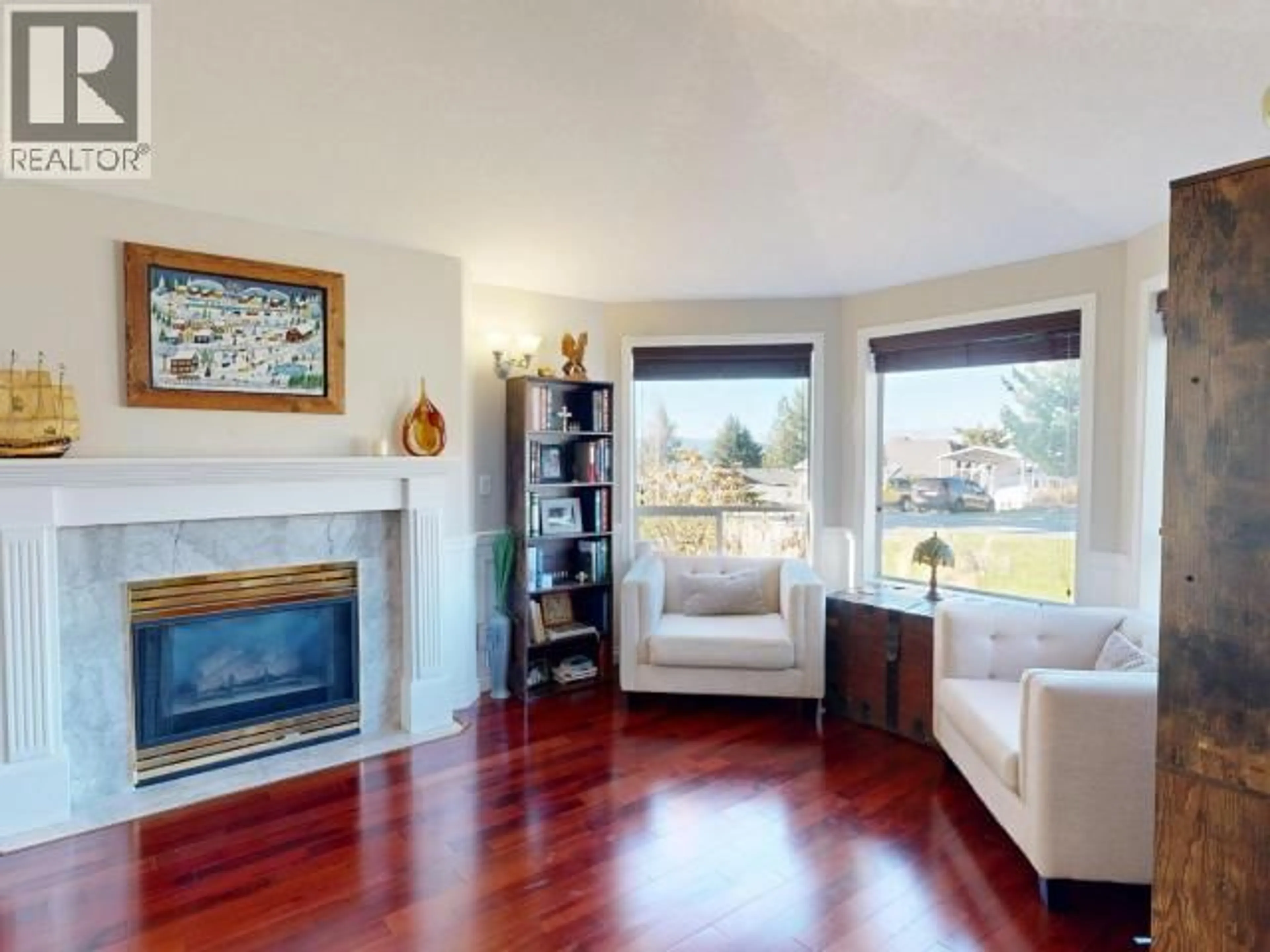 Living room with furniture, wood/laminate floor for 3396 CARIBOO AVE, Powell River British Columbia V8A5H3