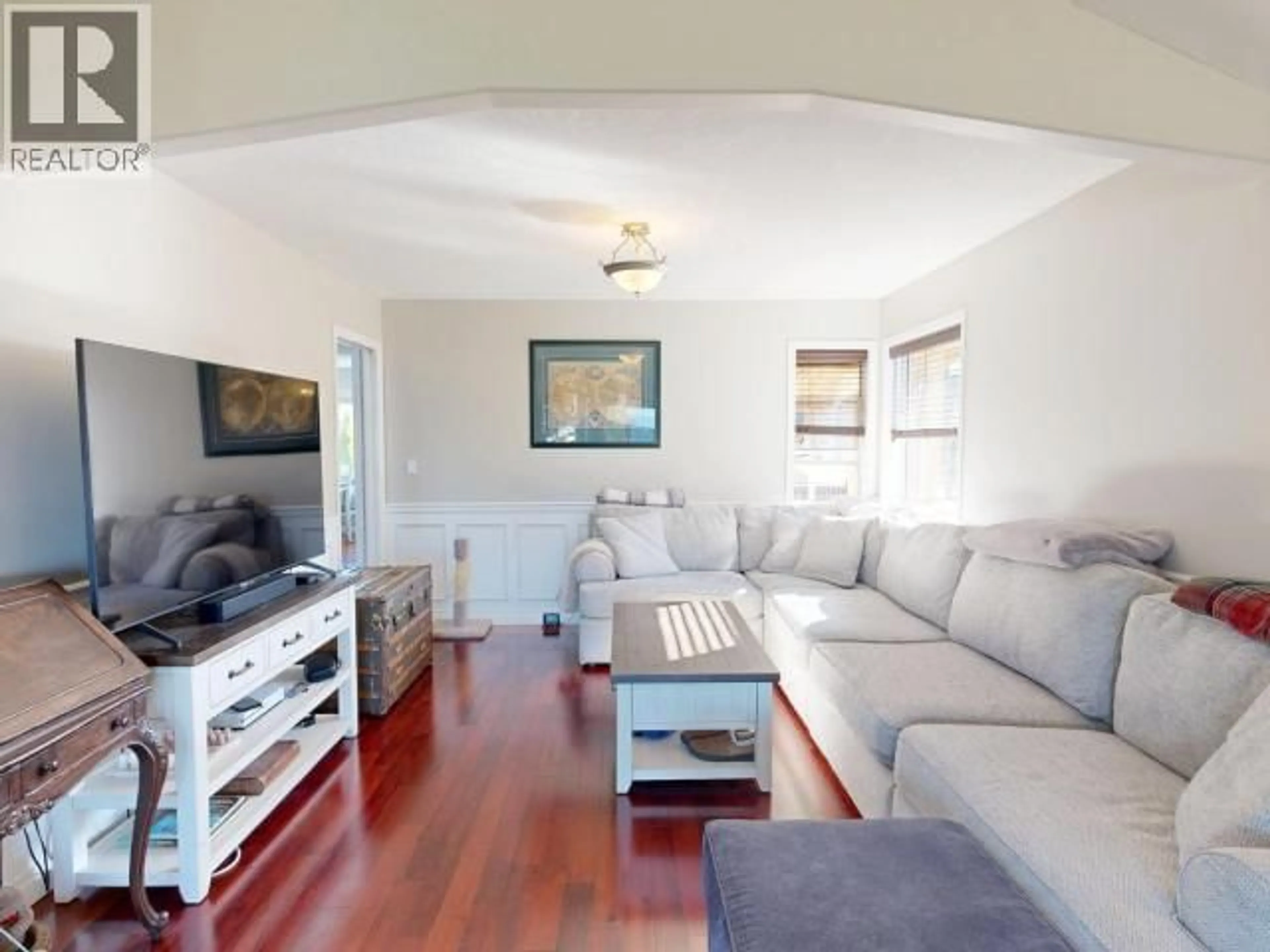 Living room with furniture, wood/laminate floor for 3396 CARIBOO AVE, Powell River British Columbia V8A5H3