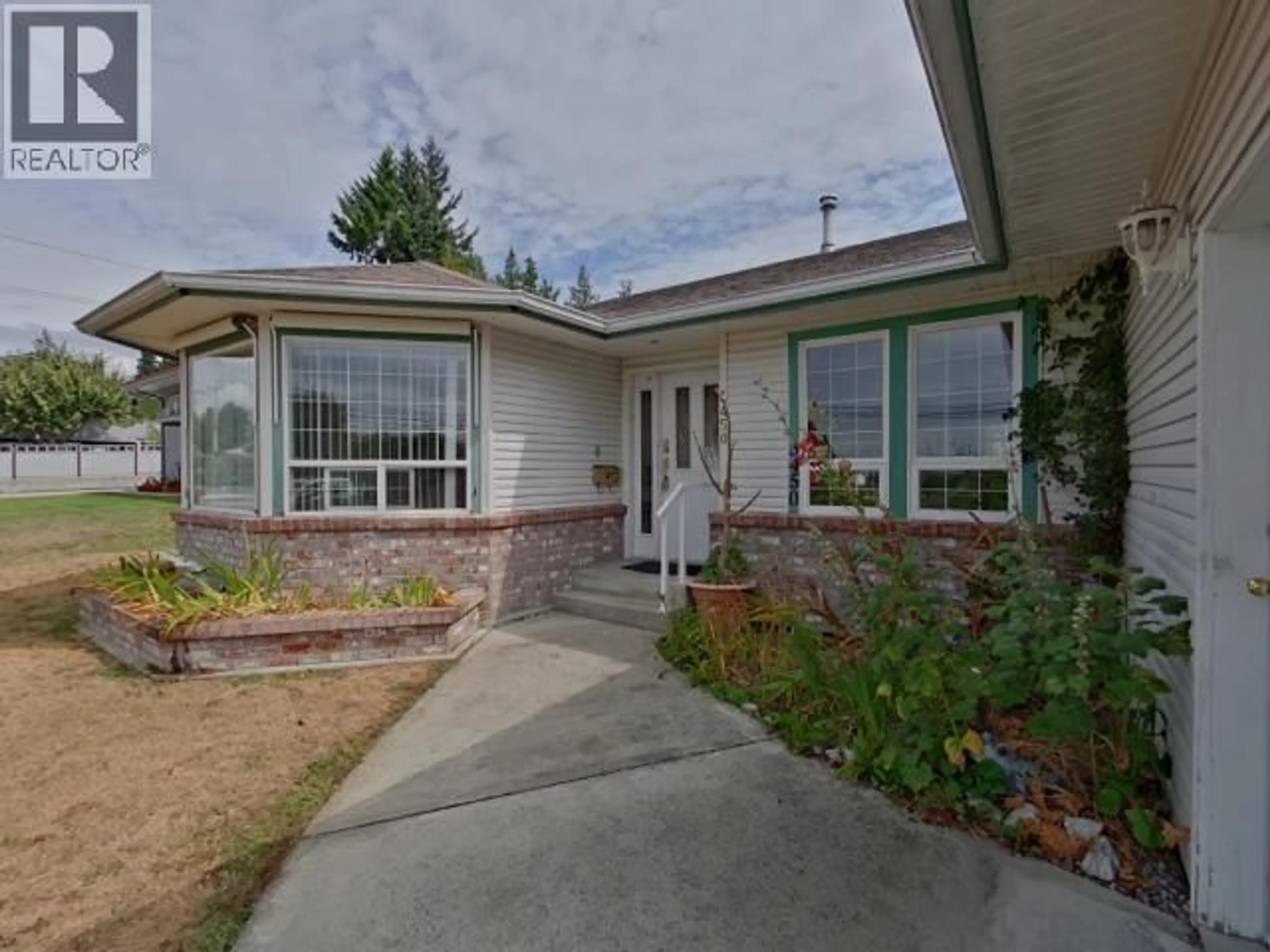 Home with vinyl exterior material, street for 3450 JOYCE AVE, Powell River British Columbia v8a2y2