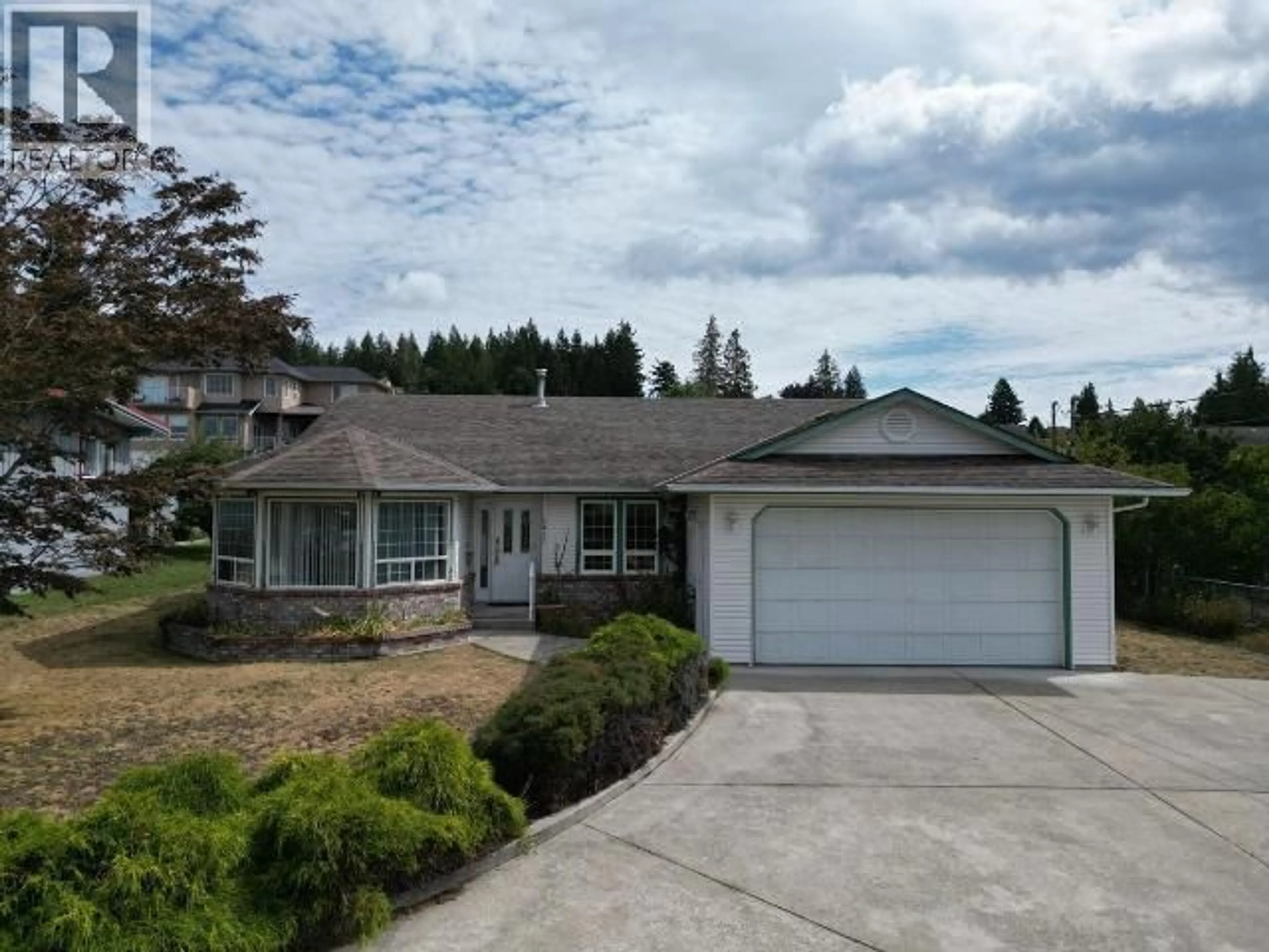 Home with vinyl exterior material, street for 3450 JOYCE AVE, Powell River British Columbia v8a2y2