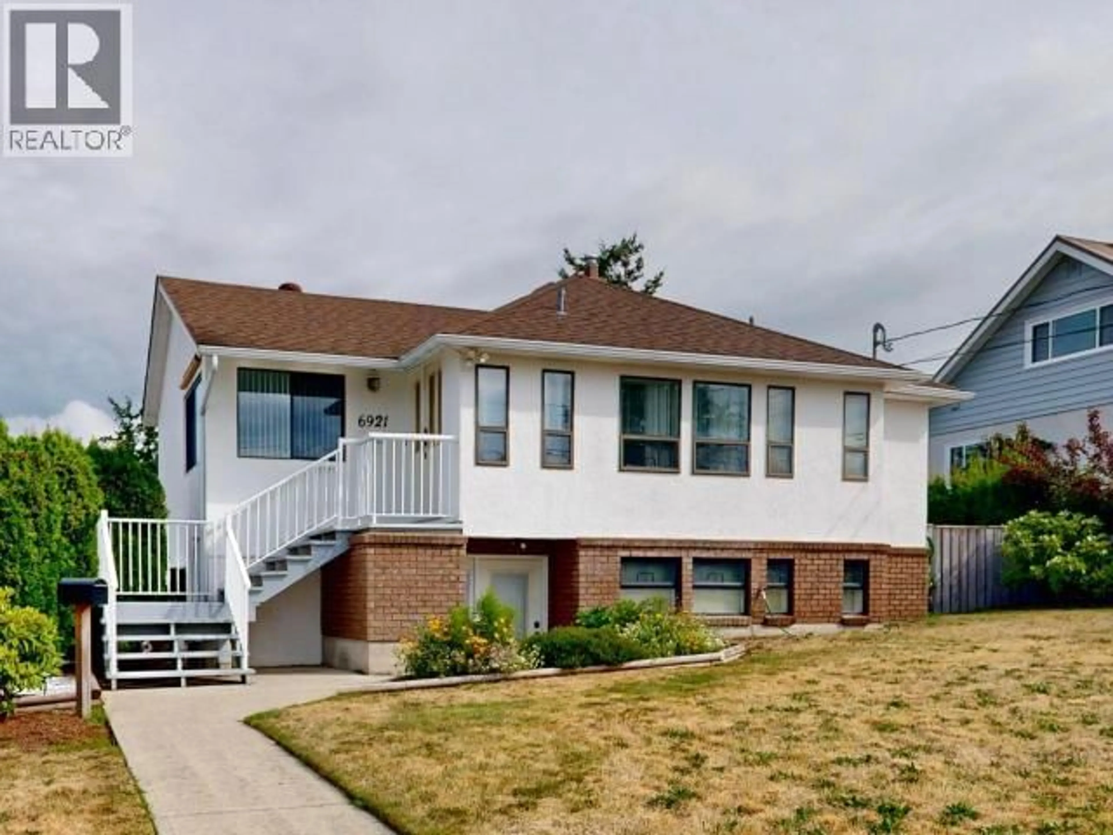 Home with vinyl exterior material, street for 6921 JASPER STREET, Powell River British Columbia V8A1N4