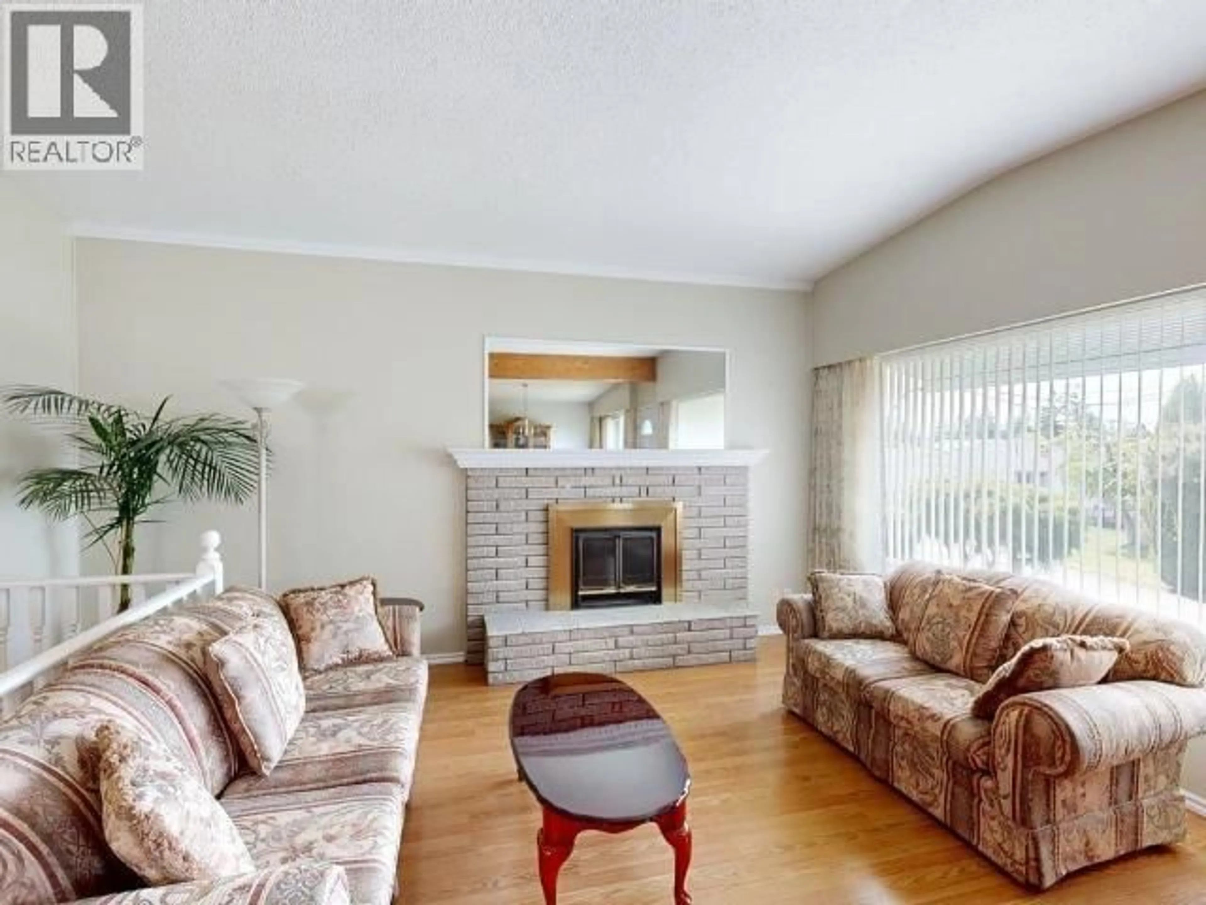 Living room with furniture, wood/laminate floor for 3616 MANITOBA AVE, Powell River British Columbia