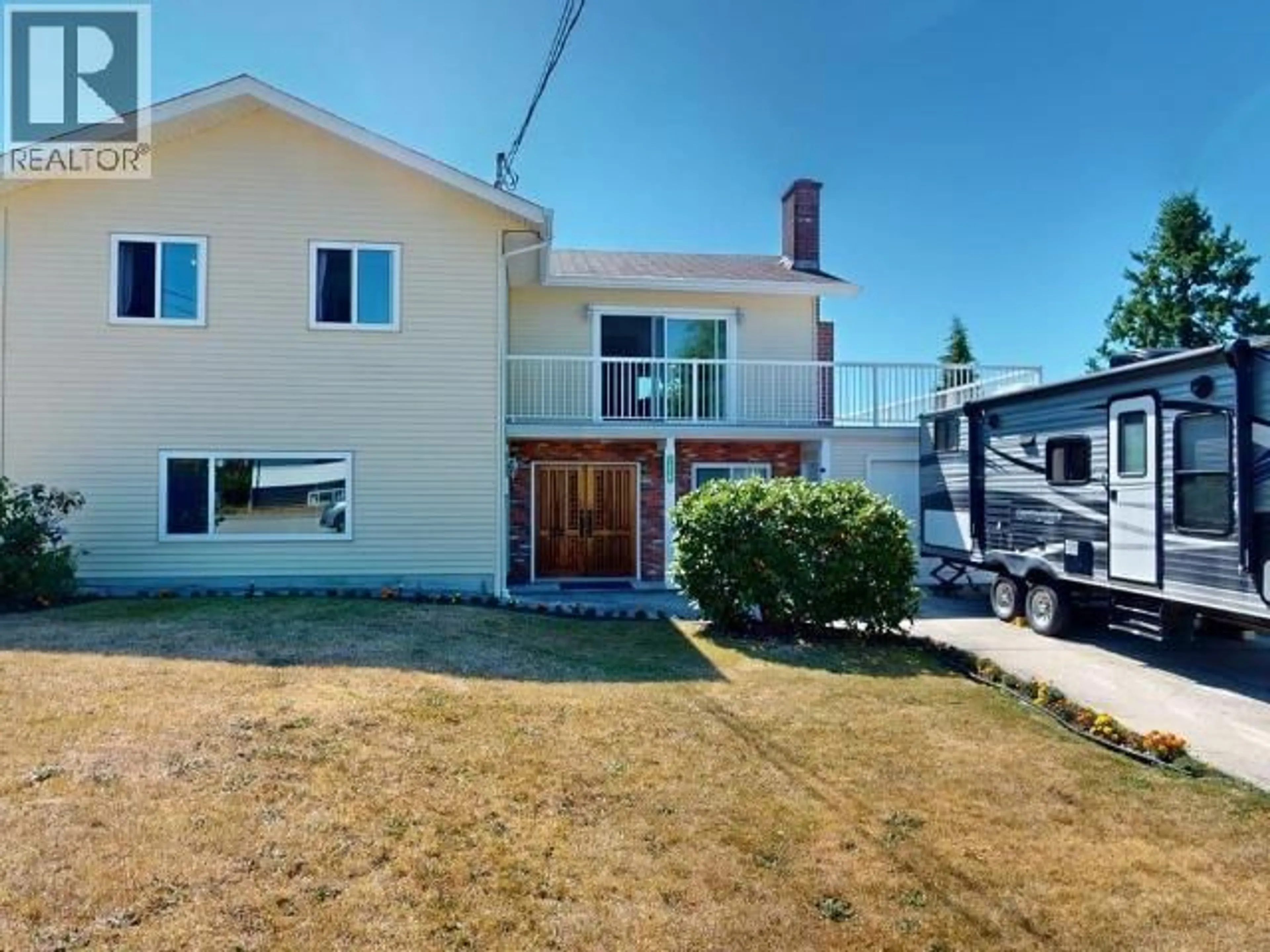 A pic from outside/outdoor area/front of a property/back of a property/a pic from drone, street for 7216 GLACIER STREET, Powell River British Columbia