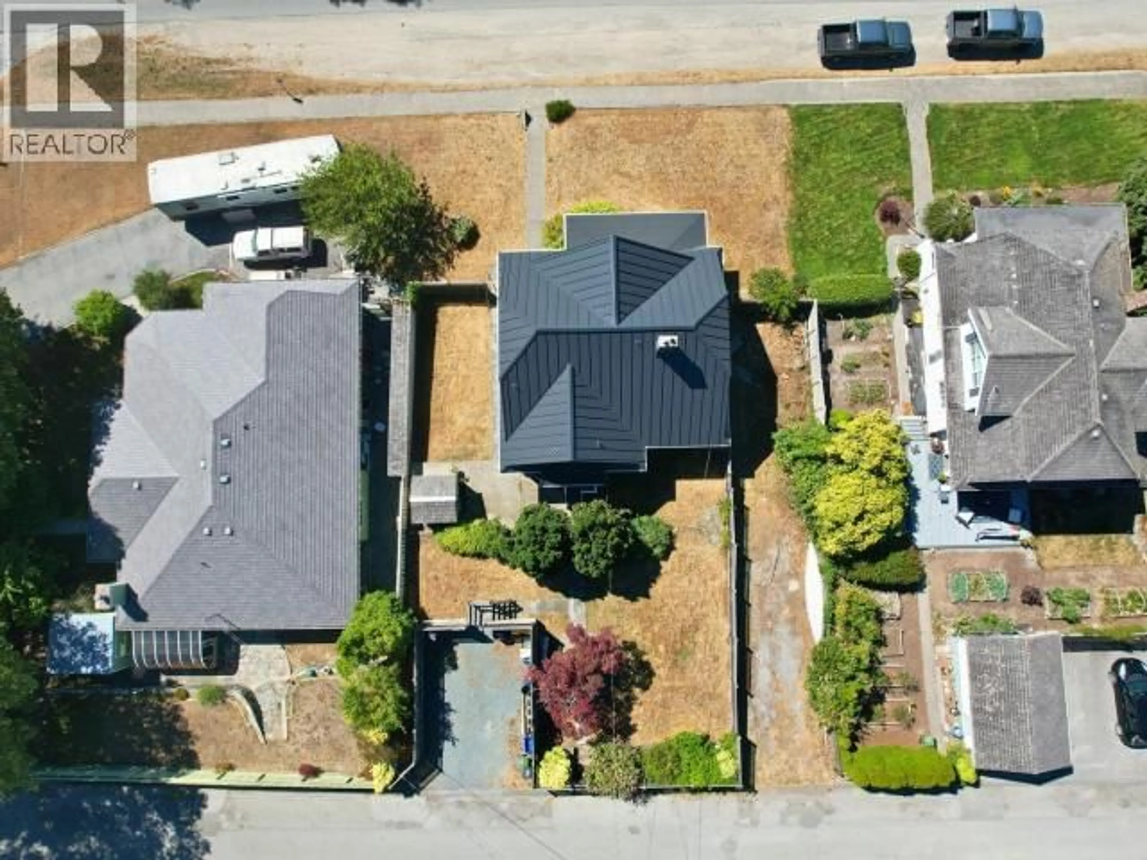 A pic from outside/outdoor area/front of a property/back of a property/a pic from drone, street for 5576 MARINE AVE, Powell River British Columbia V8A2M2