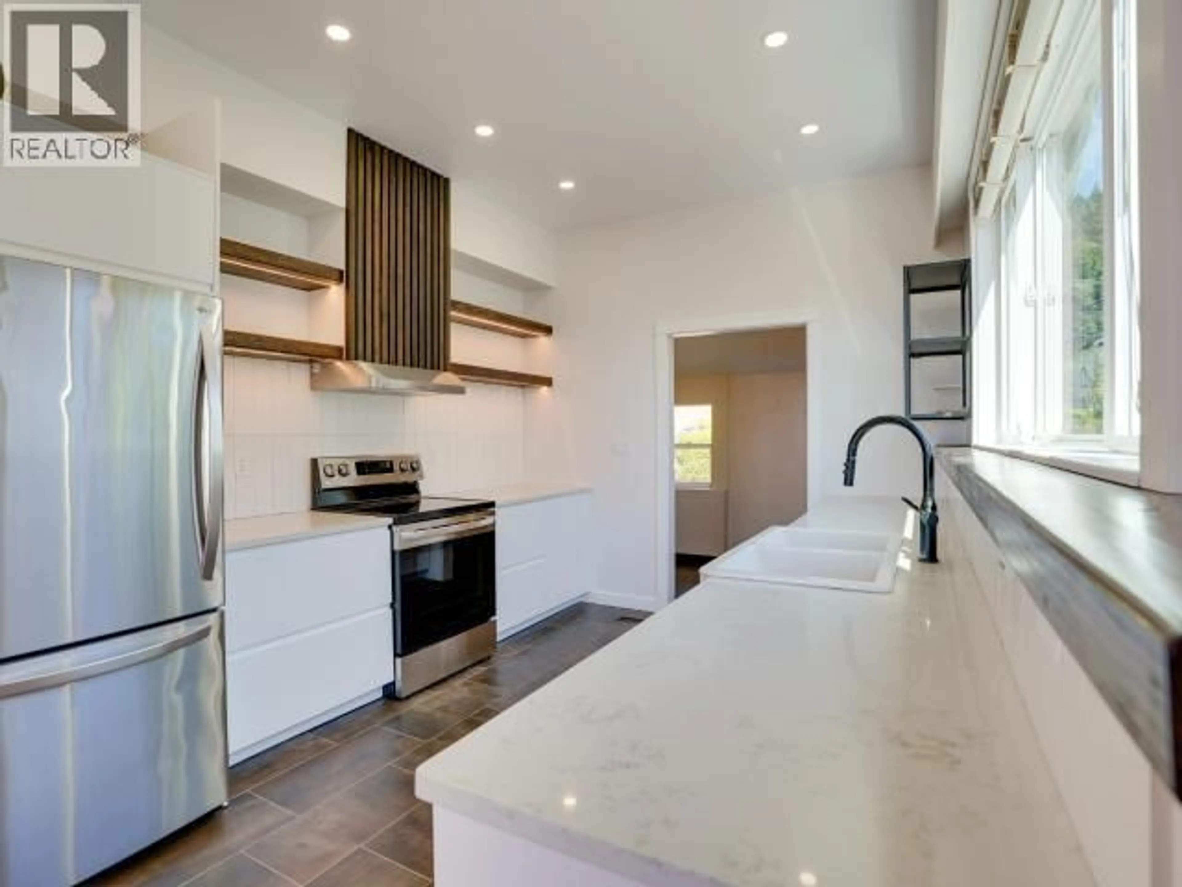 Contemporary kitchen, ceramic/tile floor for 5457 MAPLE AVE, Powell River British Columbia V8A4M9