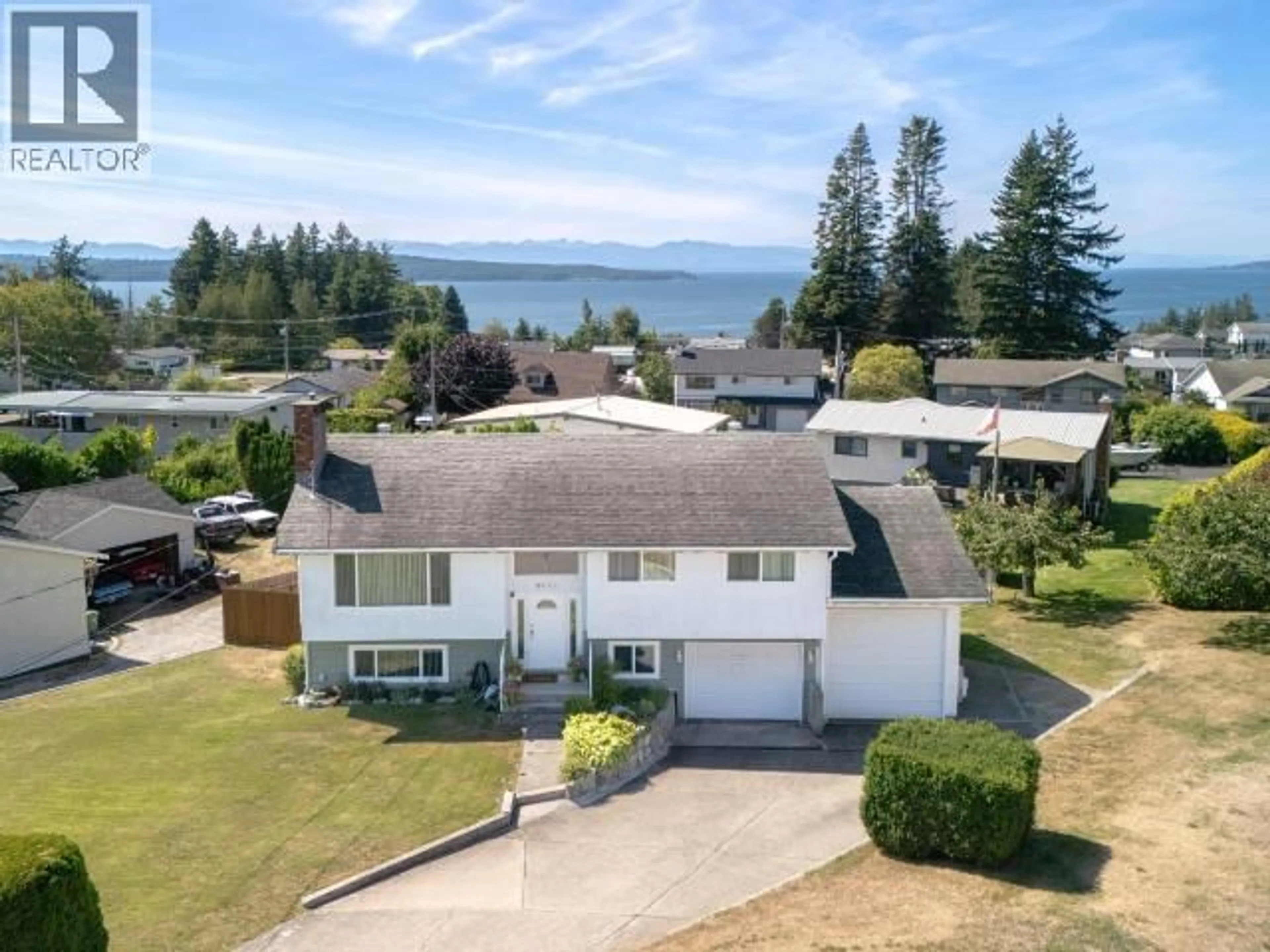 A pic from outside/outdoor area/front of a property/back of a property/a pic from drone, water/lake/river/ocean view for 3425 THURLOW PLACE, Powell River British Columbia V8A5G6