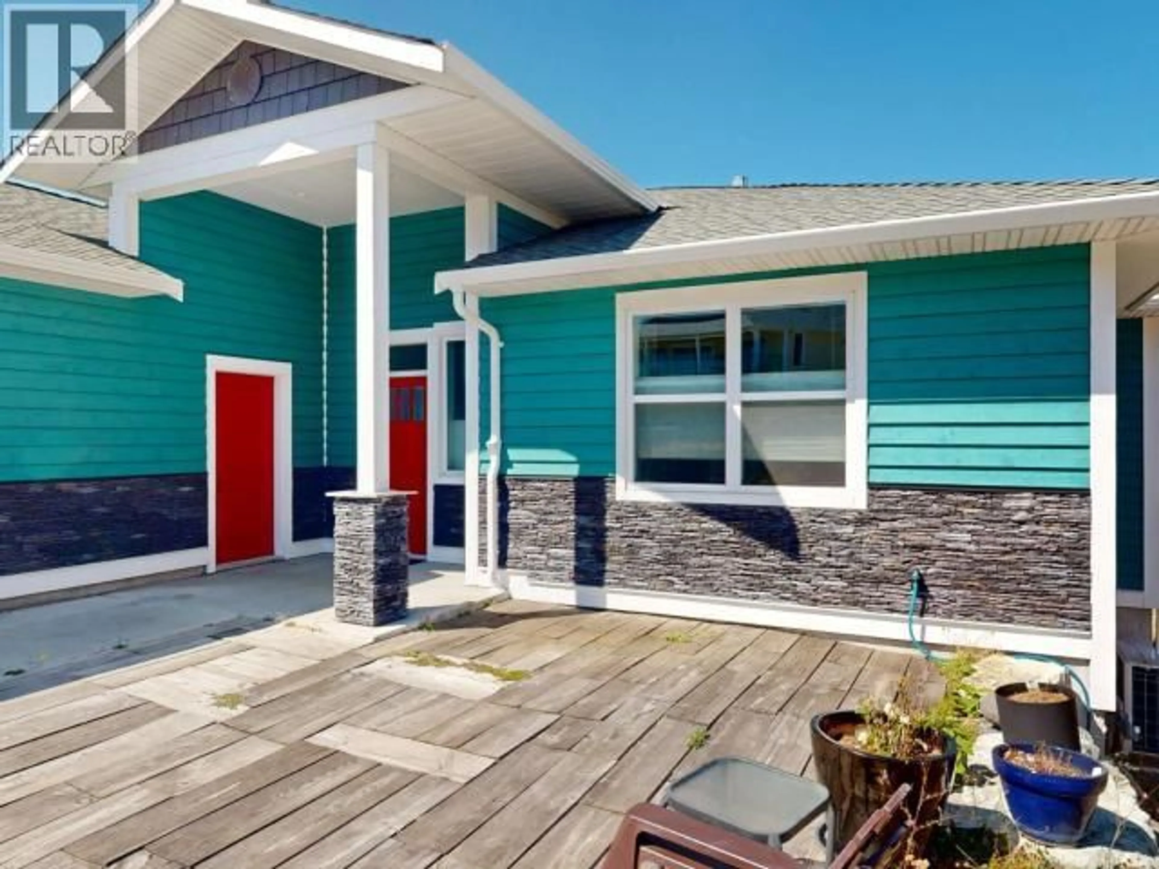 Home with vinyl exterior material, street for 4359 QUEBEC AVE, Powell River British Columbia