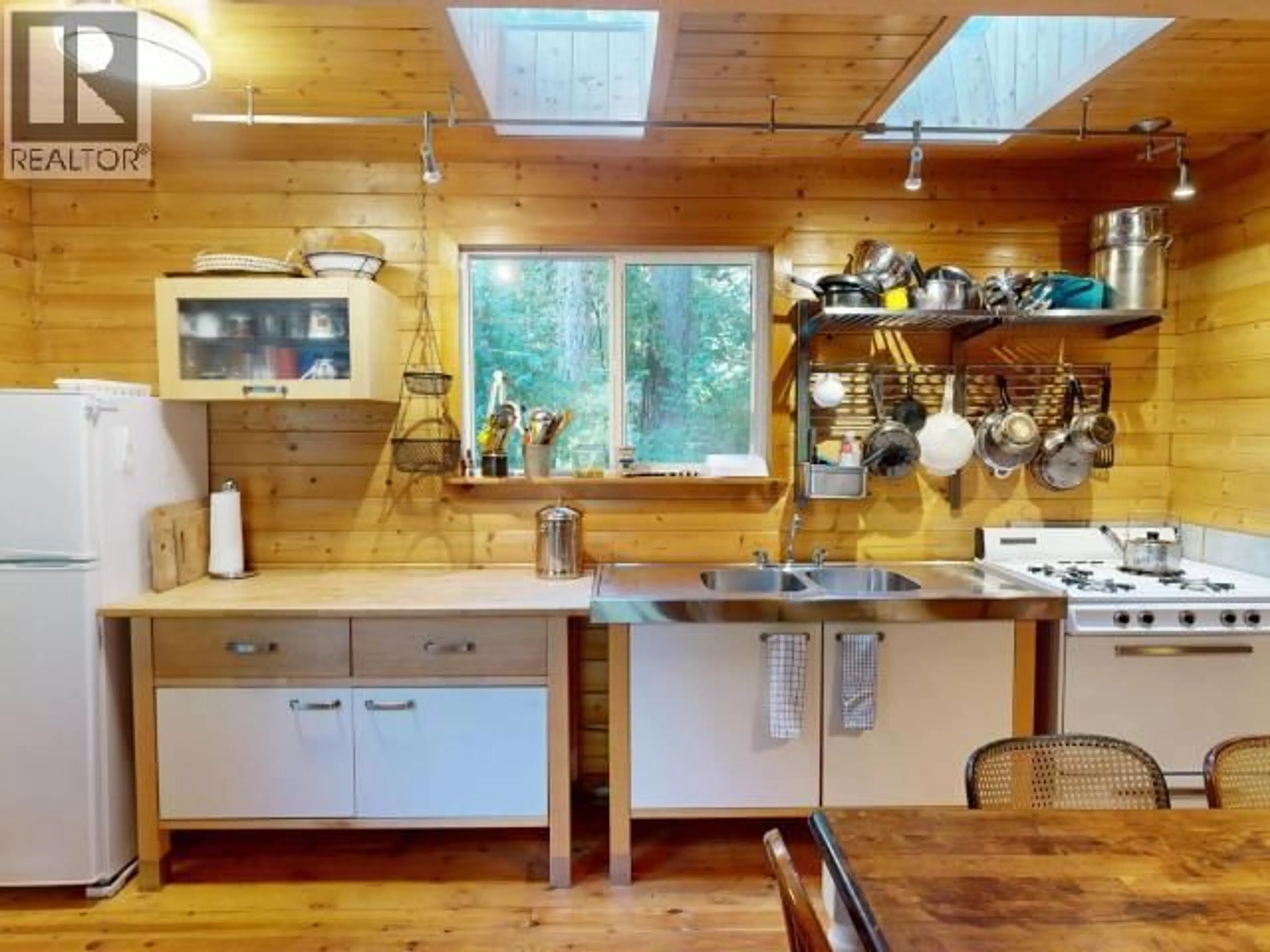 Rustic kitchen, wood/laminate floor for 1466 VANCOUVER BLVD, Savary Island British Columbia V0N2G0