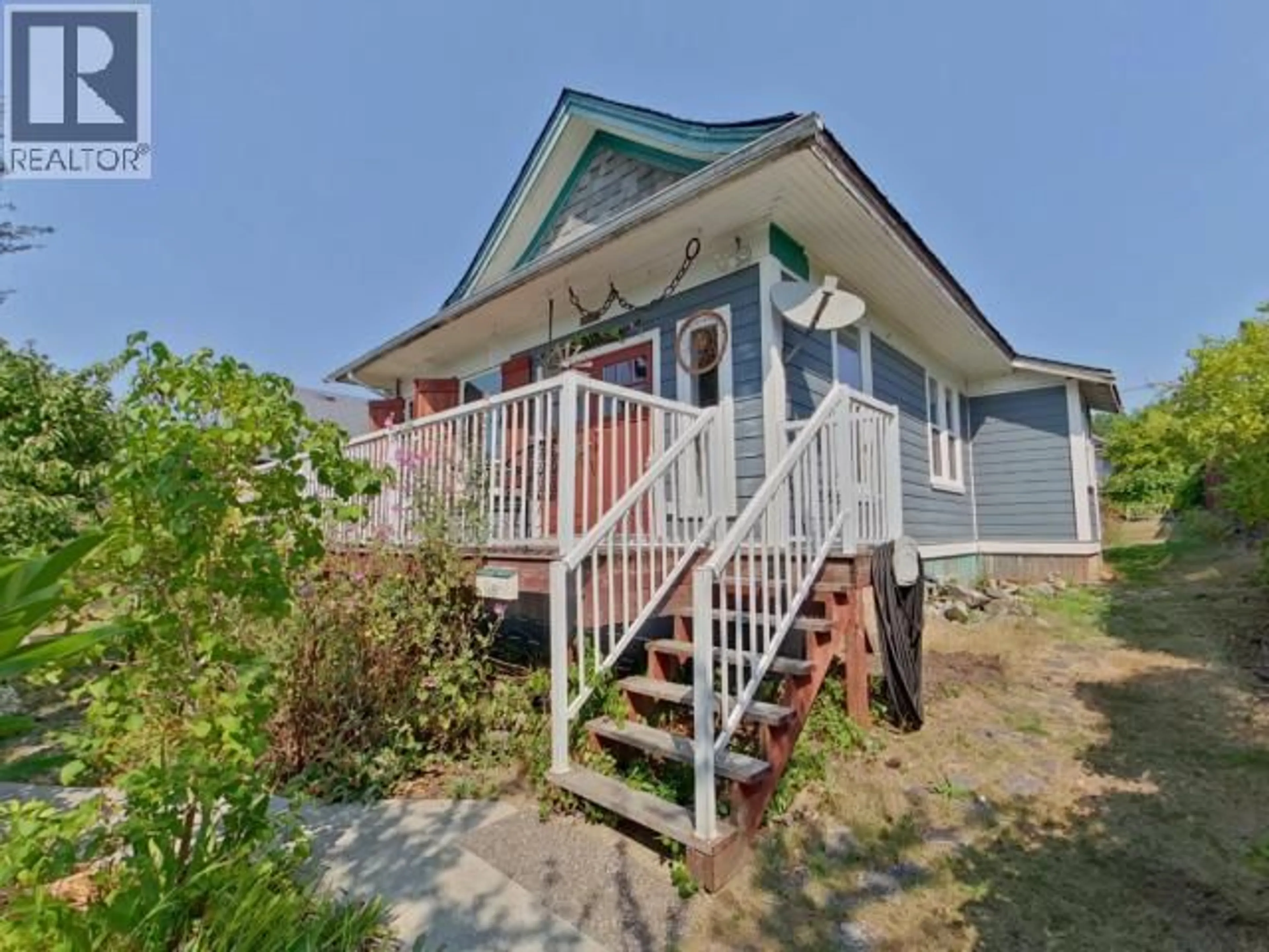 A pic from outside/outdoor area/front of a property/back of a property/a pic from drone, unknown for 6279 SYCAMORE STREET, Powell River British Columbia V8A4K8