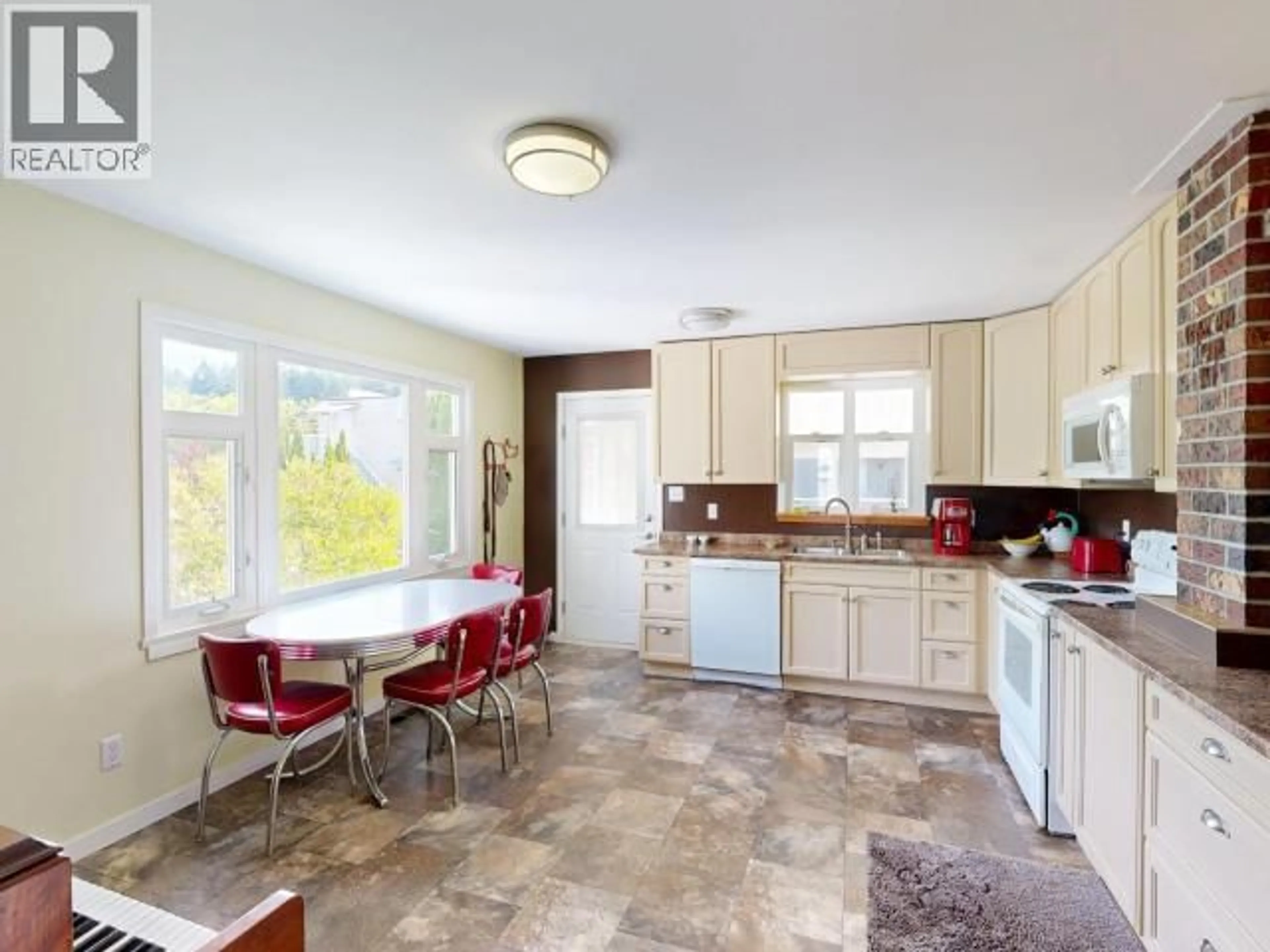 Open concept kitchen, ceramic/tile floor for 6046 LUND, Powell River British Columbia V8A4S8