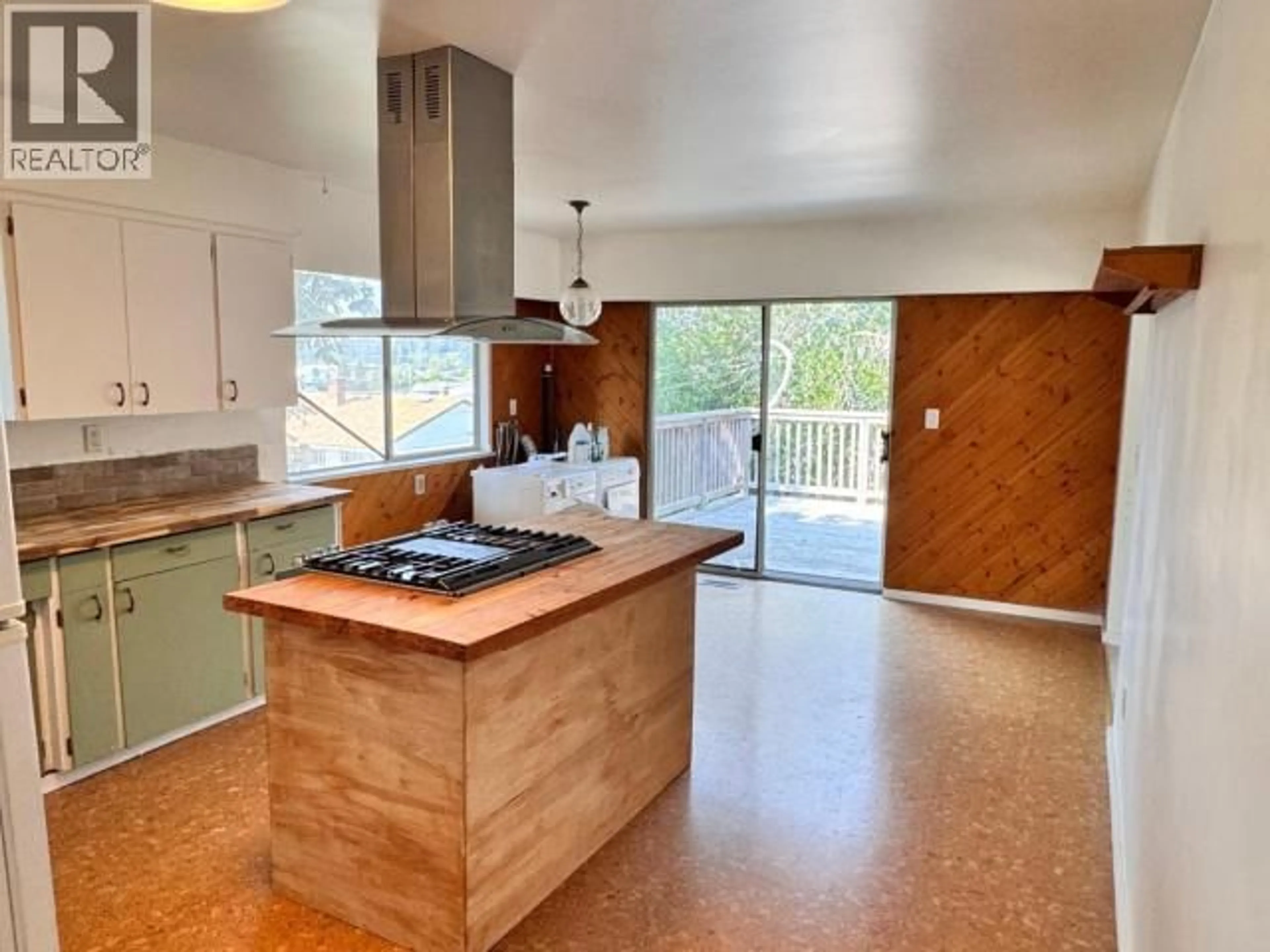 Open concept kitchen, unknown for 4635 FERNWOOD AVE, Powell River British Columbia