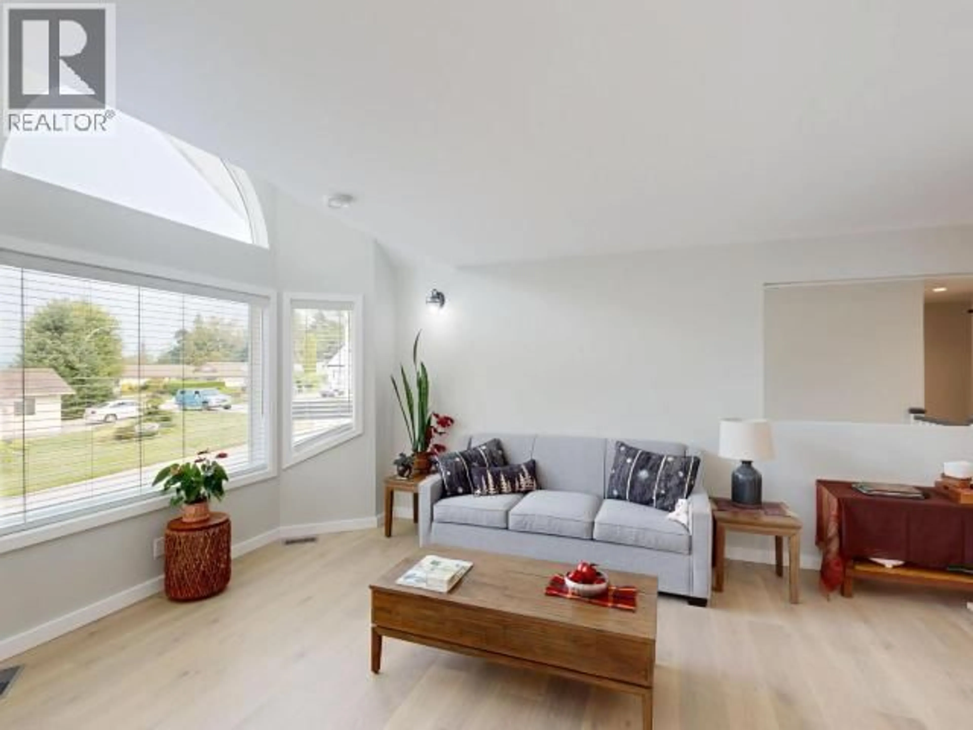 Living room with furniture, unknown for 4010 SATURNA AVE, Powell River British Columbia V8A5T4