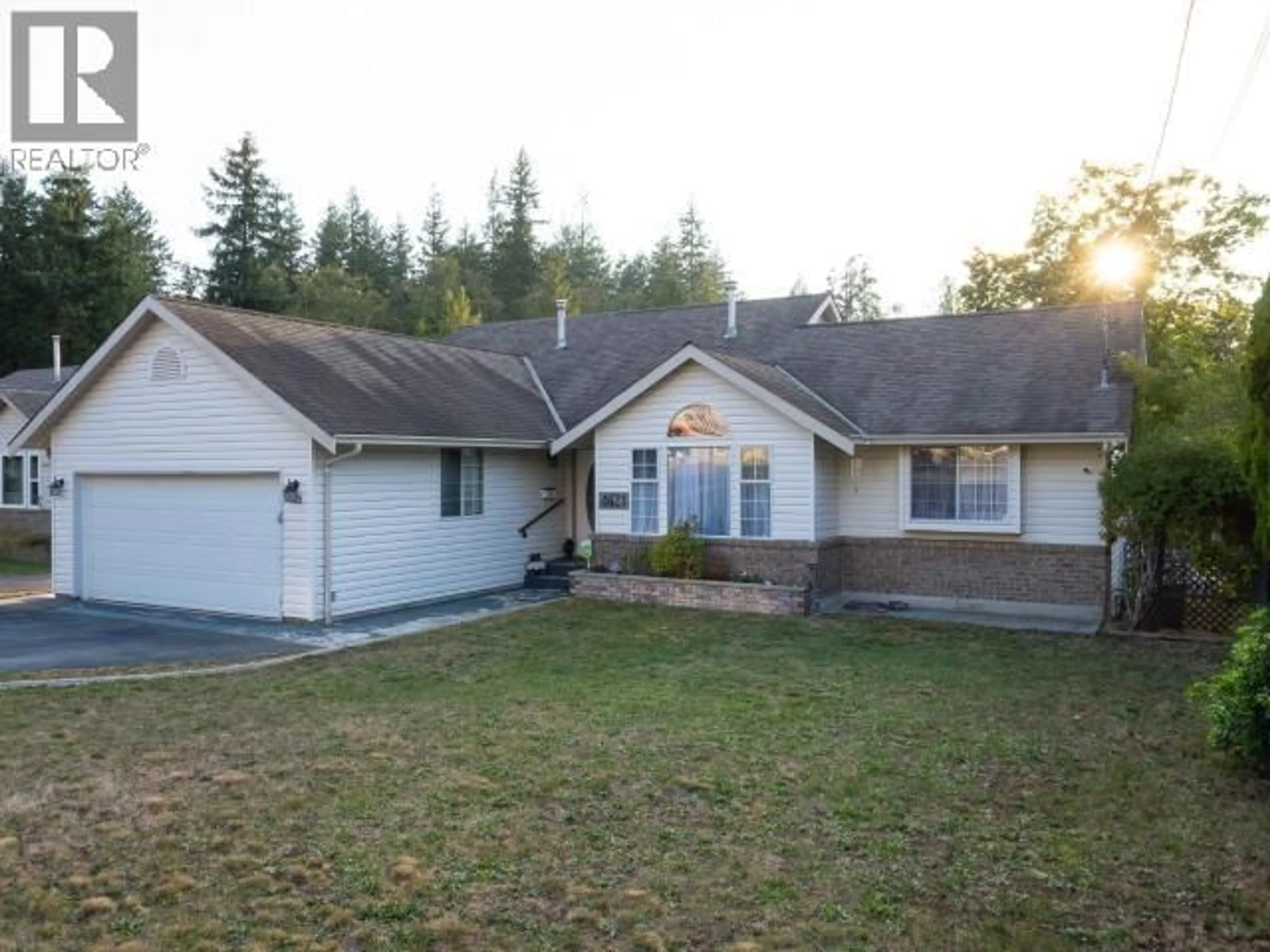 A pic from outside/outdoor area/front of a property/back of a property/a pic from drone, street for 4621 REDONDA AVE, Powell River British Columbia V8A3H5