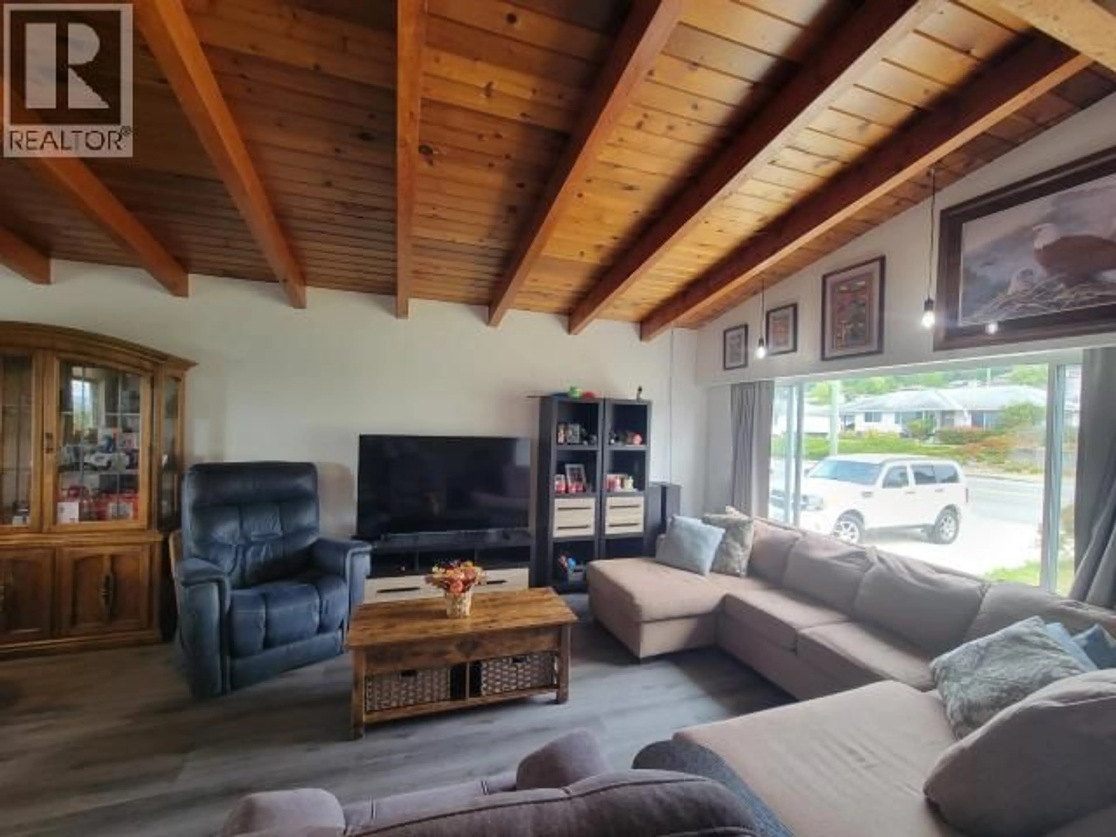 Living room with furniture, wood/laminate floor for 4029 JOYCE AVE, Powell River British Columbia V8A2Z4