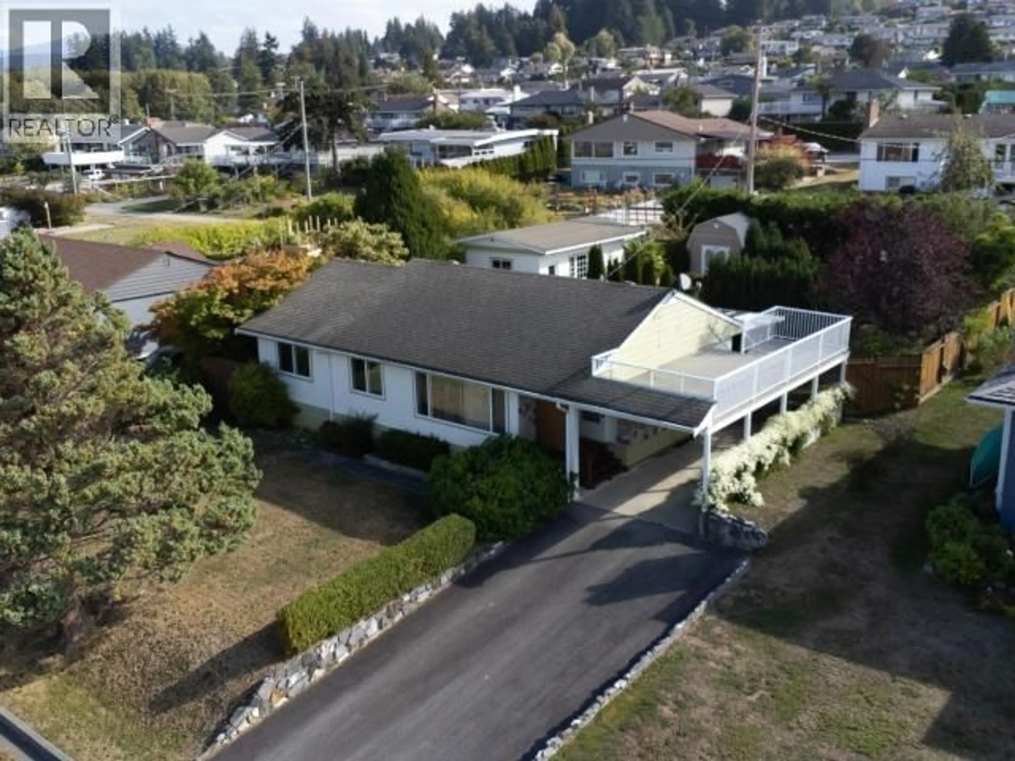 A pic from outside/outdoor area/front of a property/back of a property/a pic from drone, street for 4006 GORDON AVE, Powell River British Columbia V8A2T9